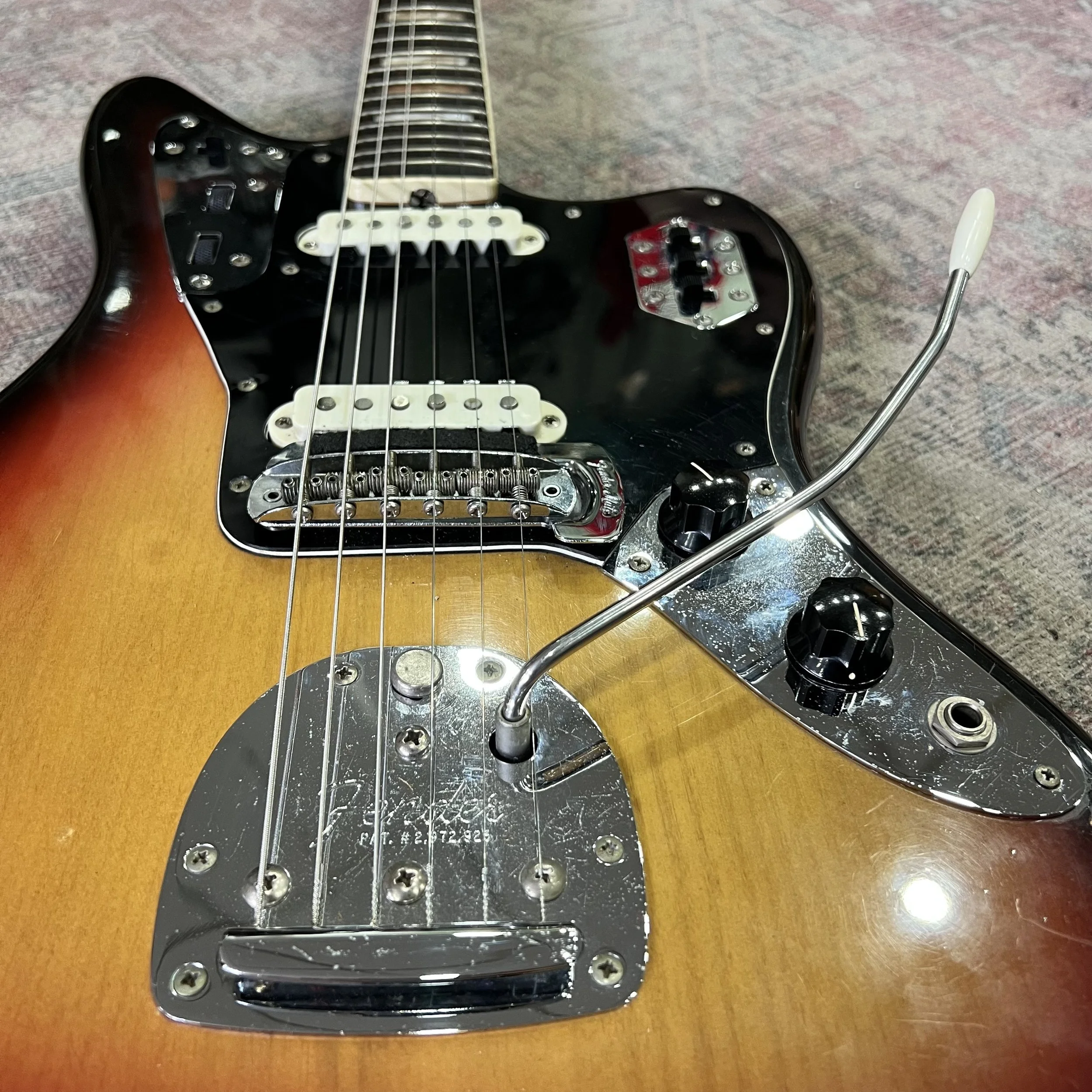 Fender-Jaguar-1969-Electric-Guitar-3Tone-Sunburst-08.jpeg