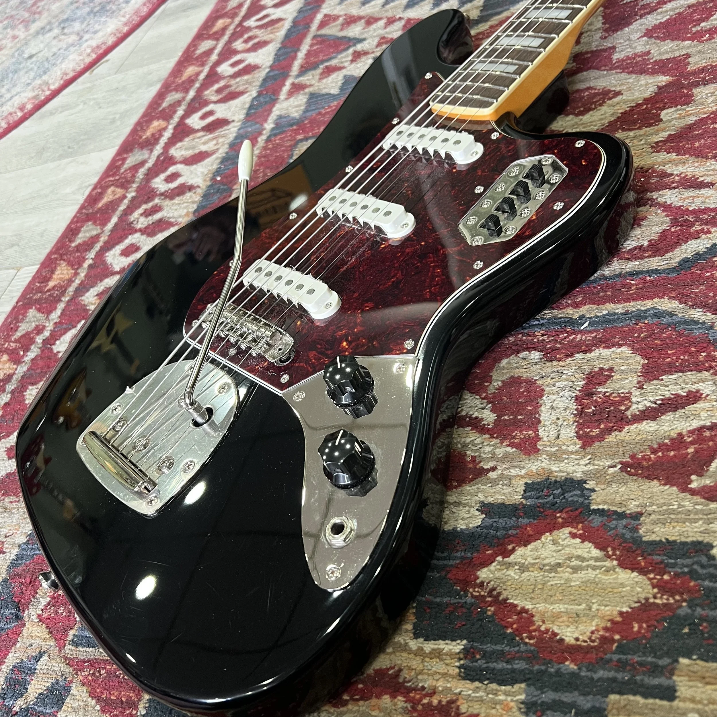 Squier-Classic-Vibe-Bass-VI -Black-Guitar-03.jpeg