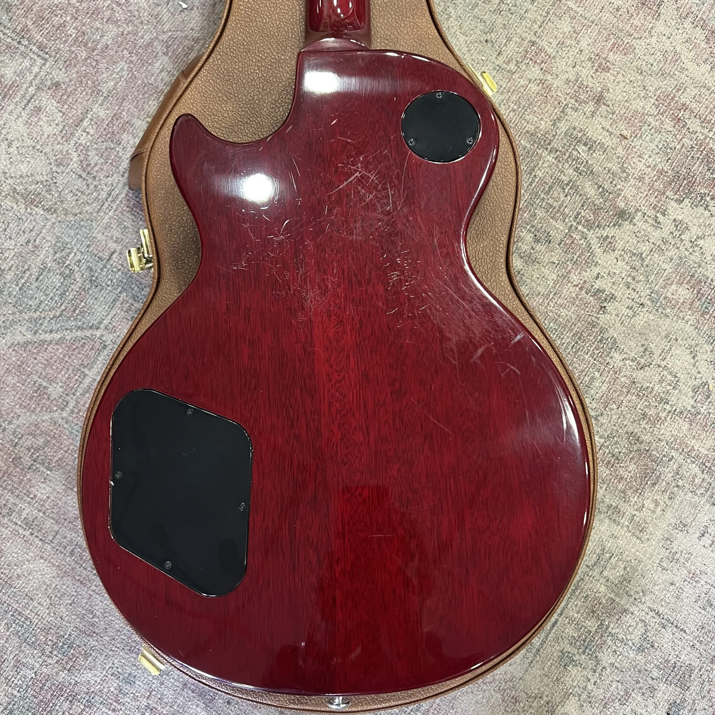 Gibson-LesPaul-Classic-Electric-Guitar-Cherry-Red-09.jpeg