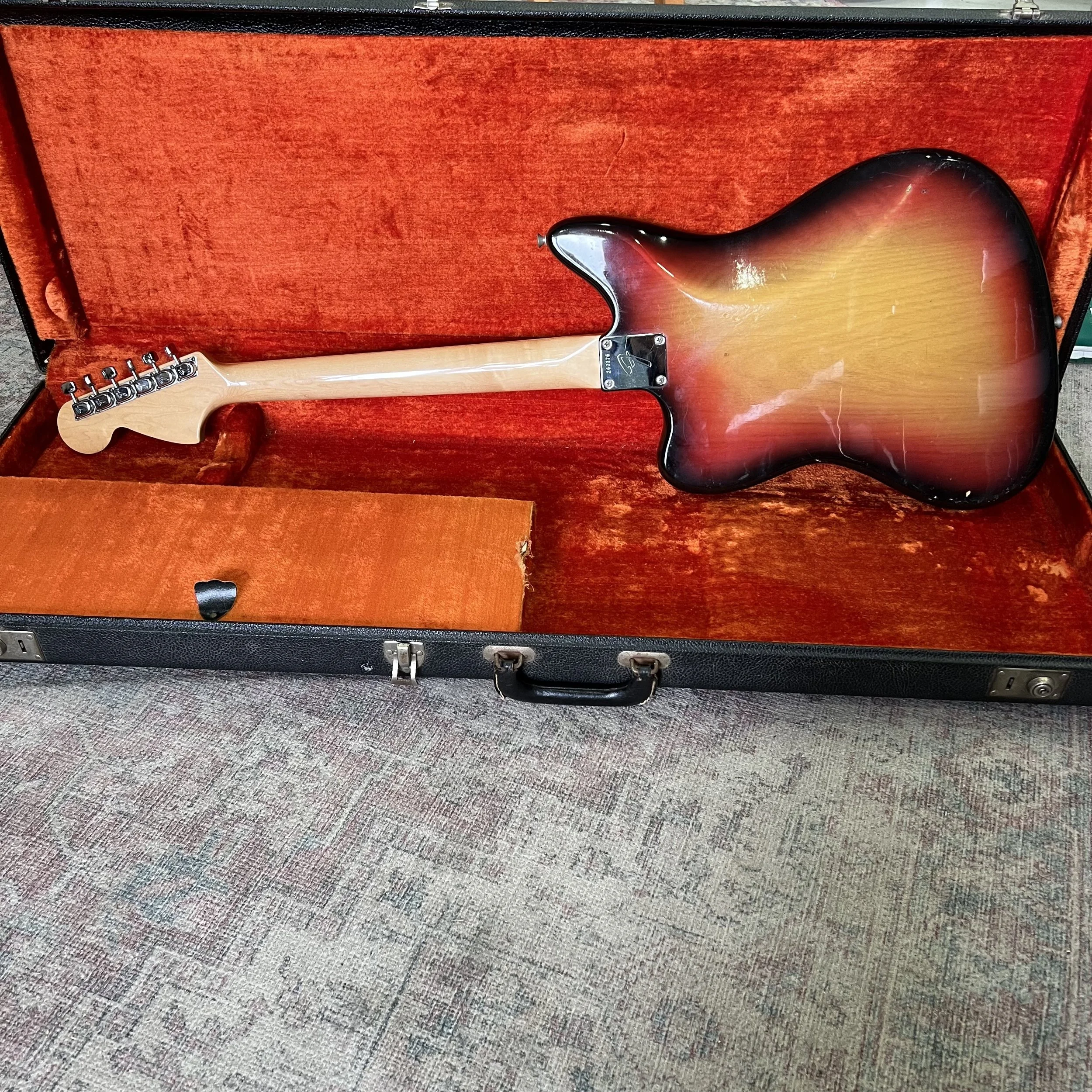 Fender-Jaguar-1969-Electric-Guitar-3Tone-Sunburst-012.jpeg