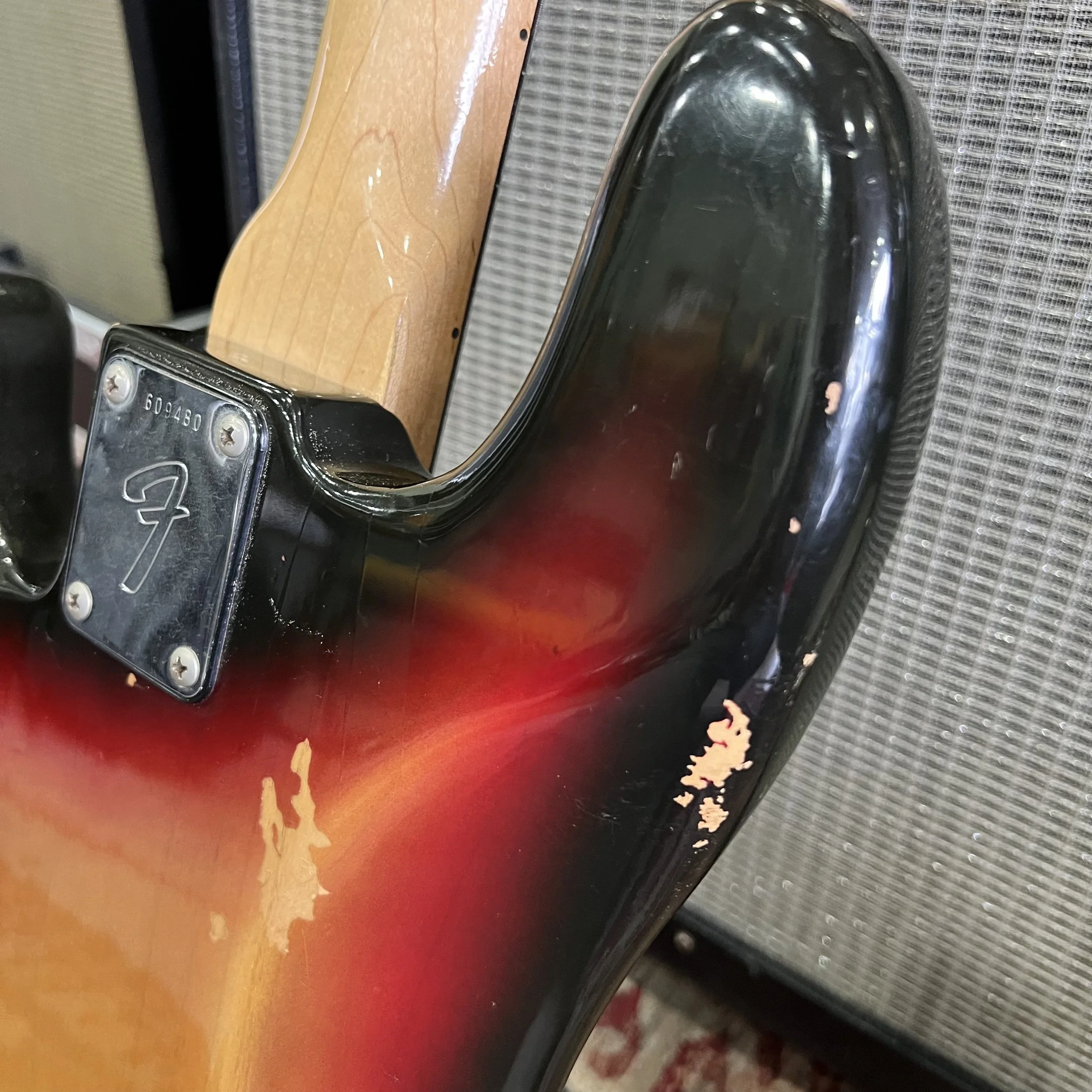Fender-Precision-Bass-3tonesunburst-010.jpeg