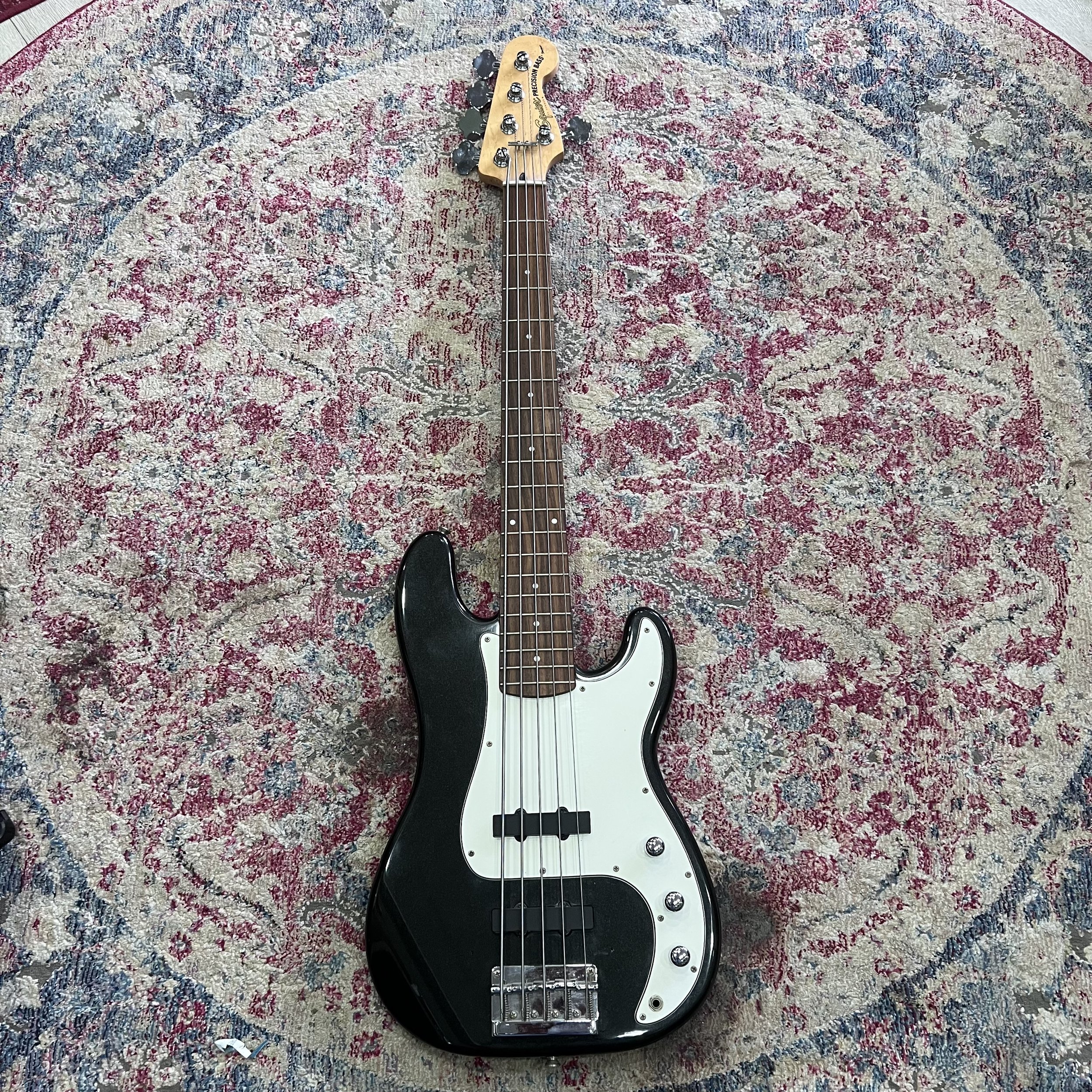 SquierPrecisionBassV5string Black_01.jpeg