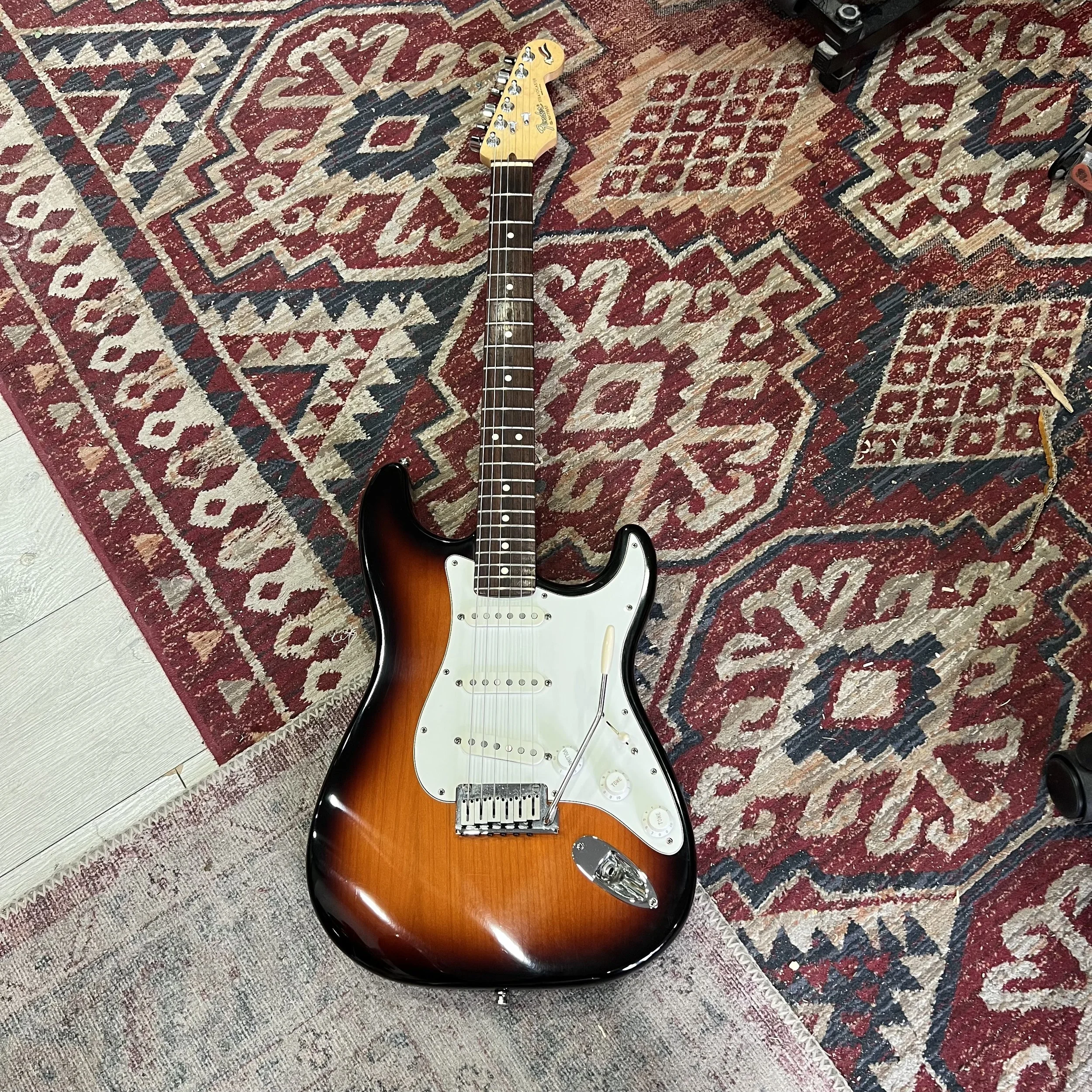 Fender-Stratocaster-40th-Anniversary-USA-3Tone-Sunburst-Electric-Guitar-01.jpeg