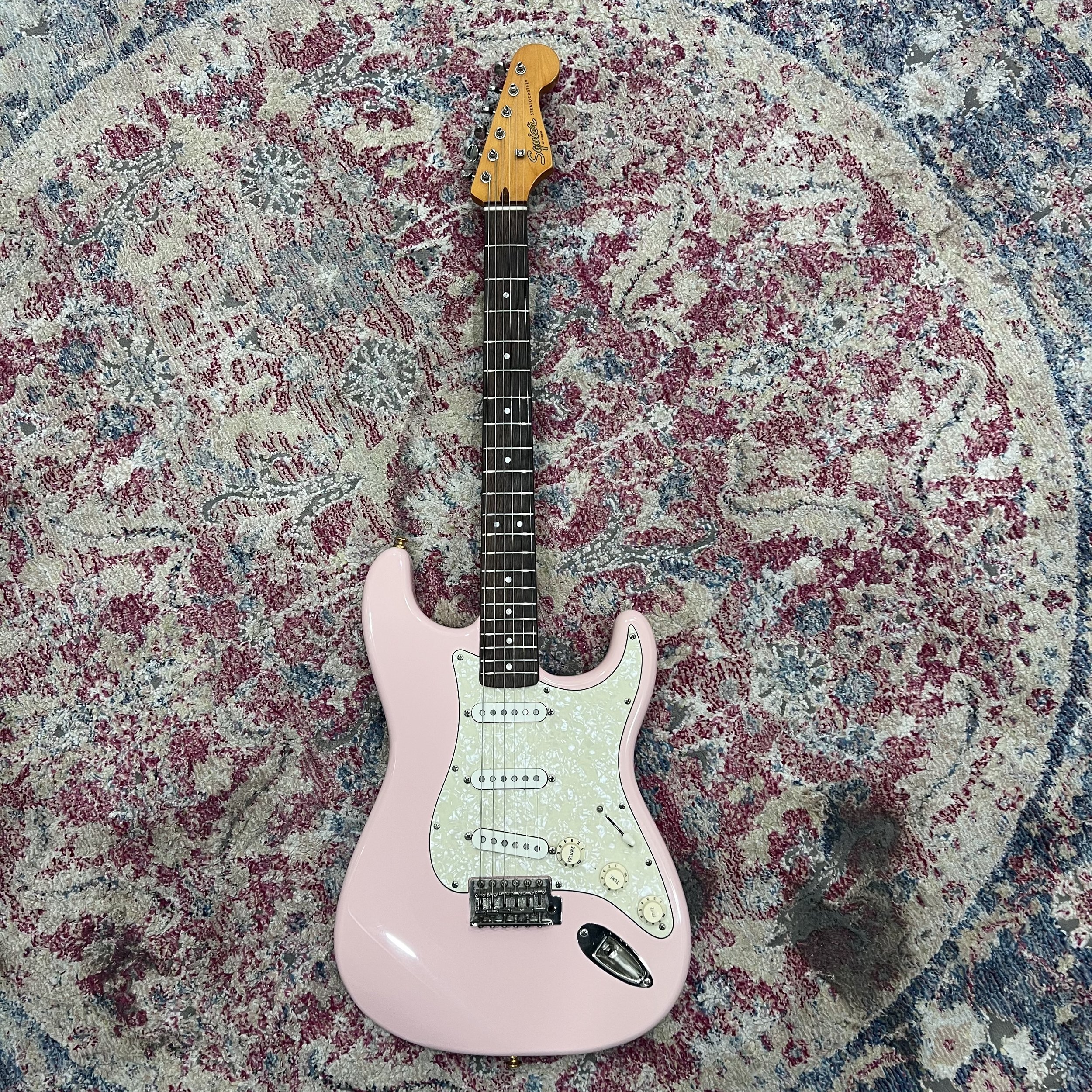 SquierStratocaster_pink01.jpeg