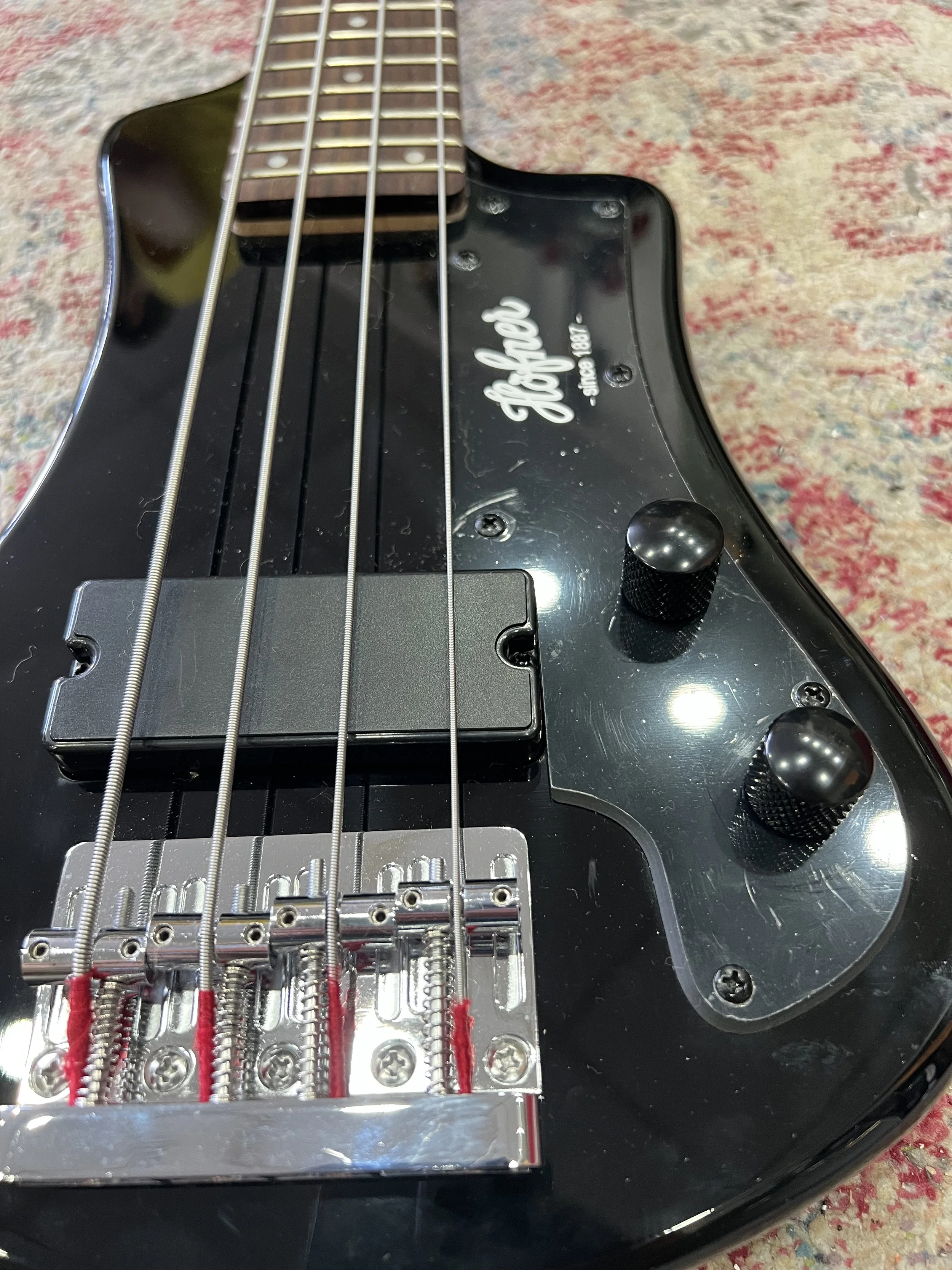 Höfner-Shorty-Bass-Guitar-Black-04.jpeg
