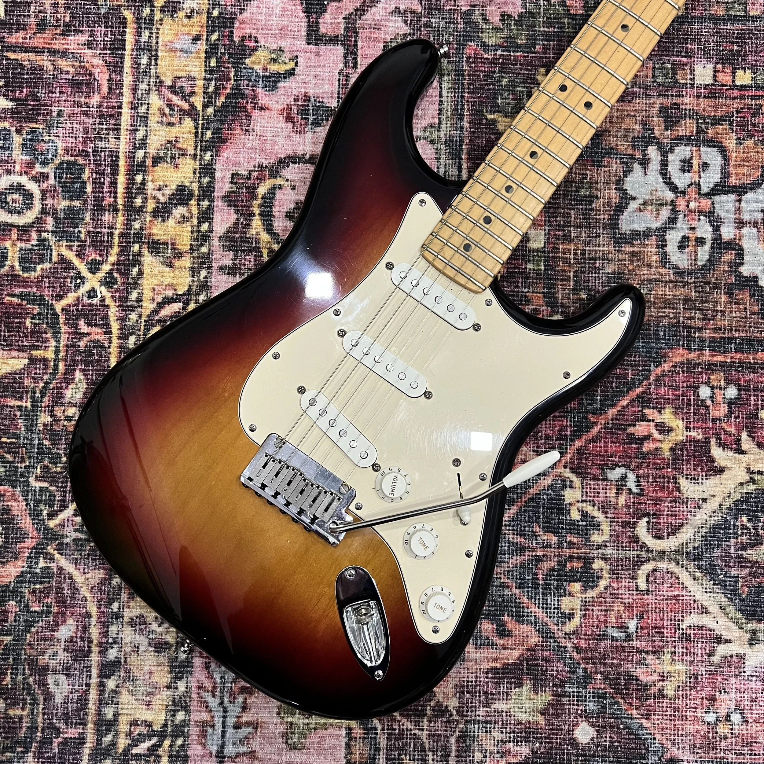 Fender-American-Standard-Stratocaster-3tonesunburst-03.jpeg