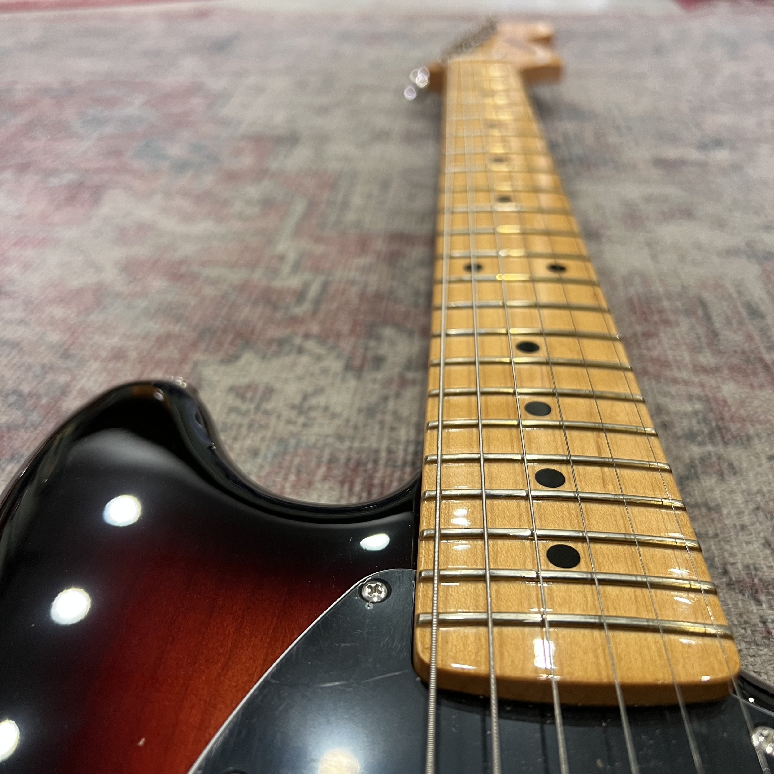 Fender-Mustang-Mexican-3tone-sunburst-electric-guitar-06.jpeg
