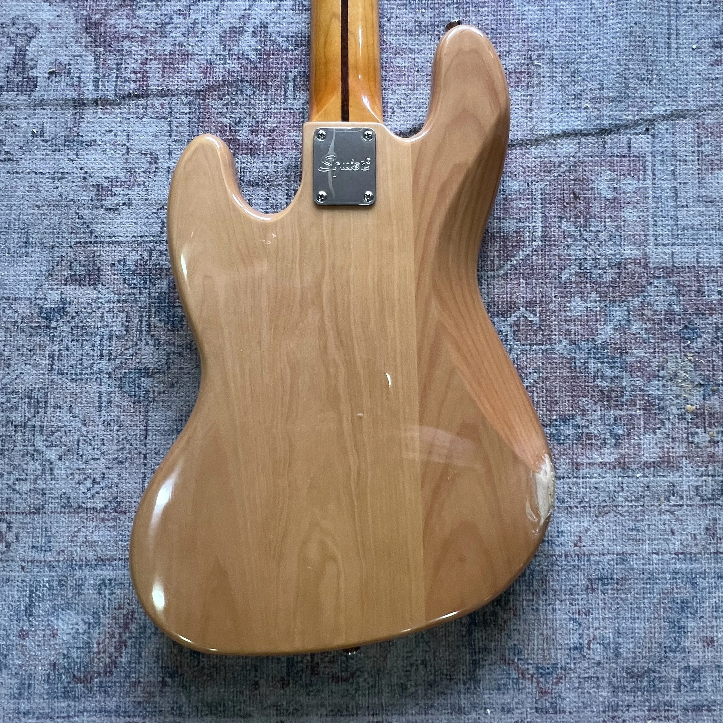 SquierClassicVibeJazzBass70sNatural_08.jpeg