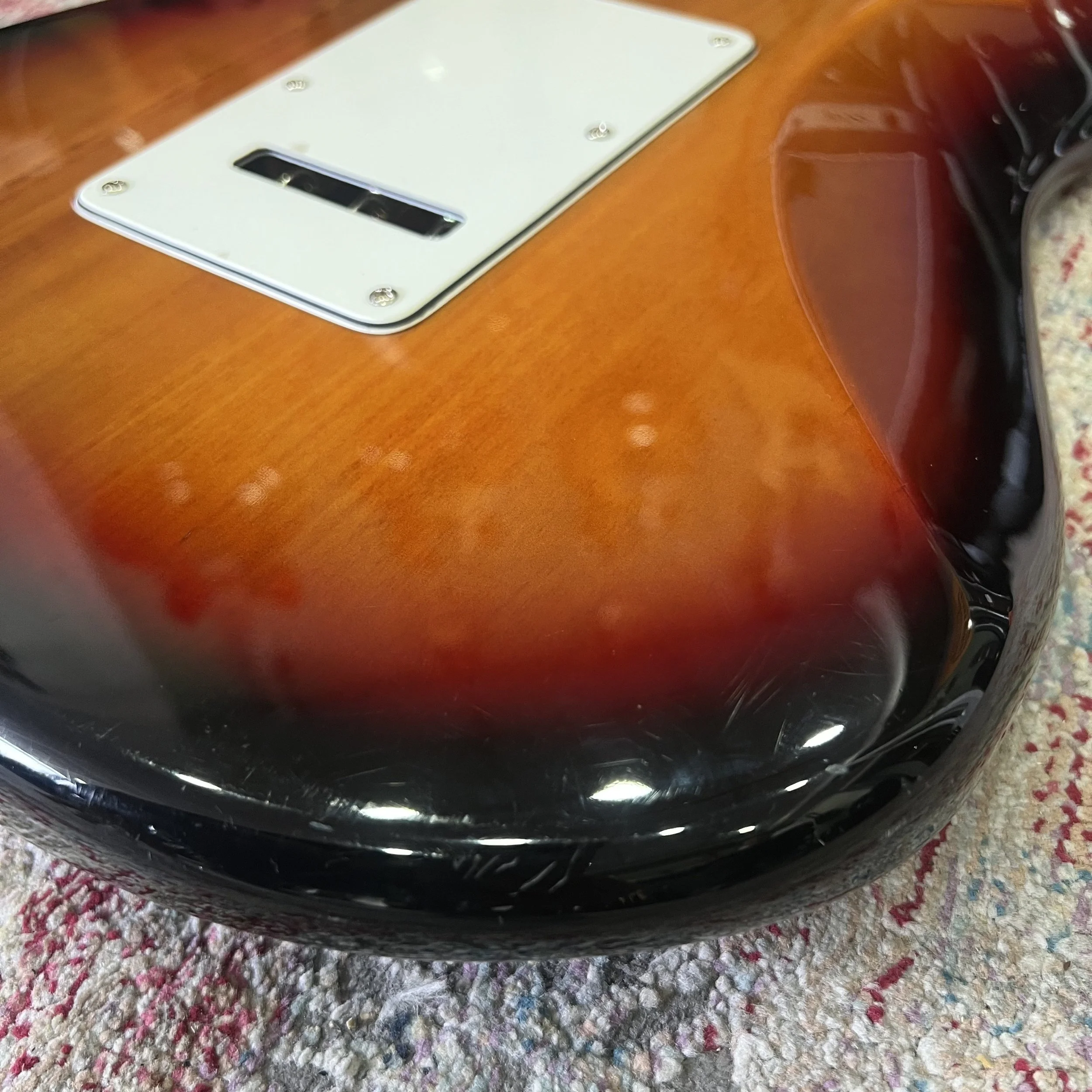 Squier-ClassicVibe-70s-Stratocaster-HSS-3tonesunburst-guitar-018.jpeg