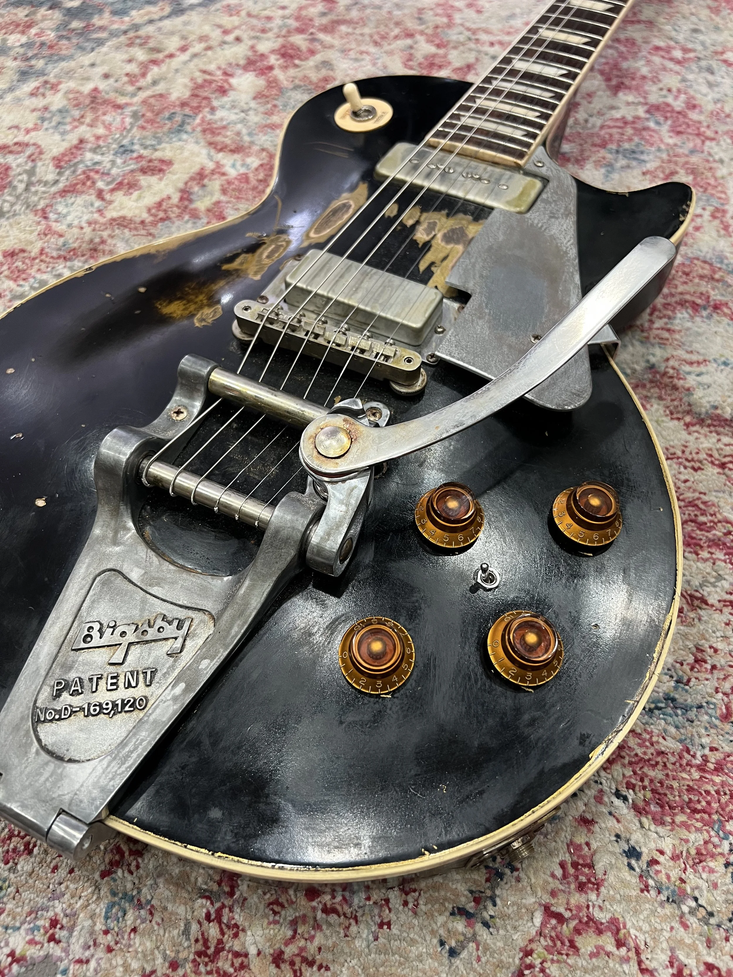 GibsonLesPaulStandardNeilYoungOldBlack Replica_03.jpeg
