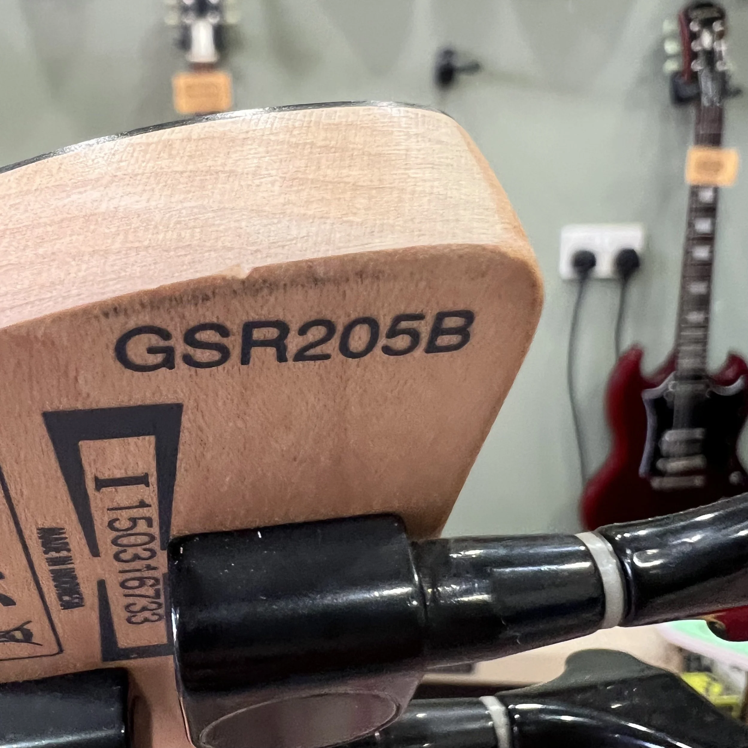 Ibanez-Gi-Soundgear- GSR205B-5-String-Bass-Guitar-Black-010.jpeg