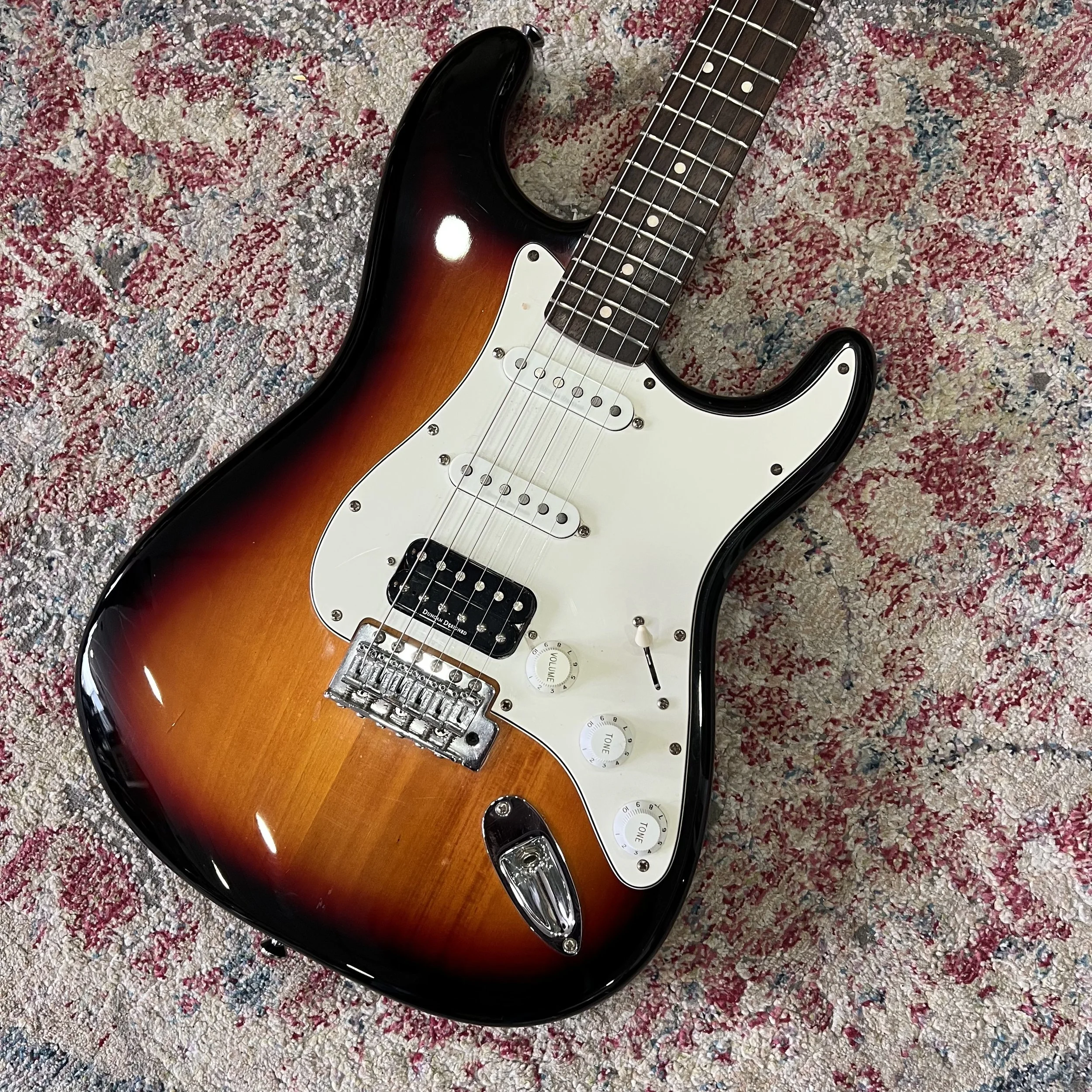 Squier-ClassicVibe-70s-Stratocaster-HSS-3tonesunburst-guitar-02.jpeg
