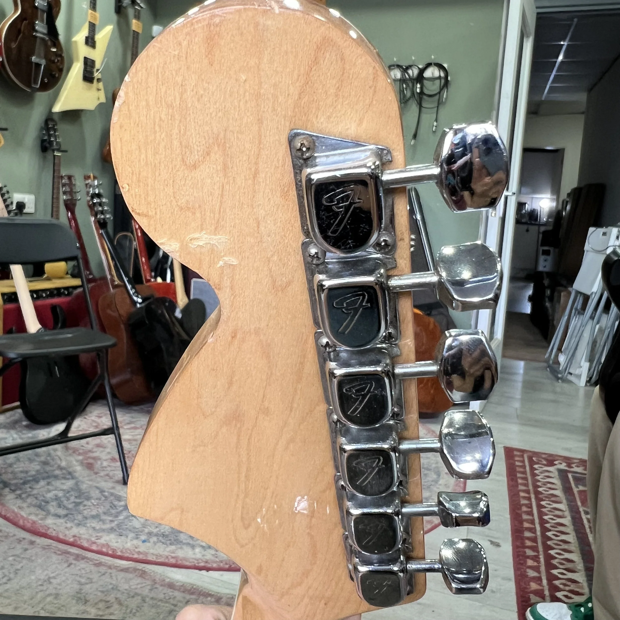 Fender-Jaguar-1969-Electric-Guitar-3Tone-Sunburst-015.jpeg