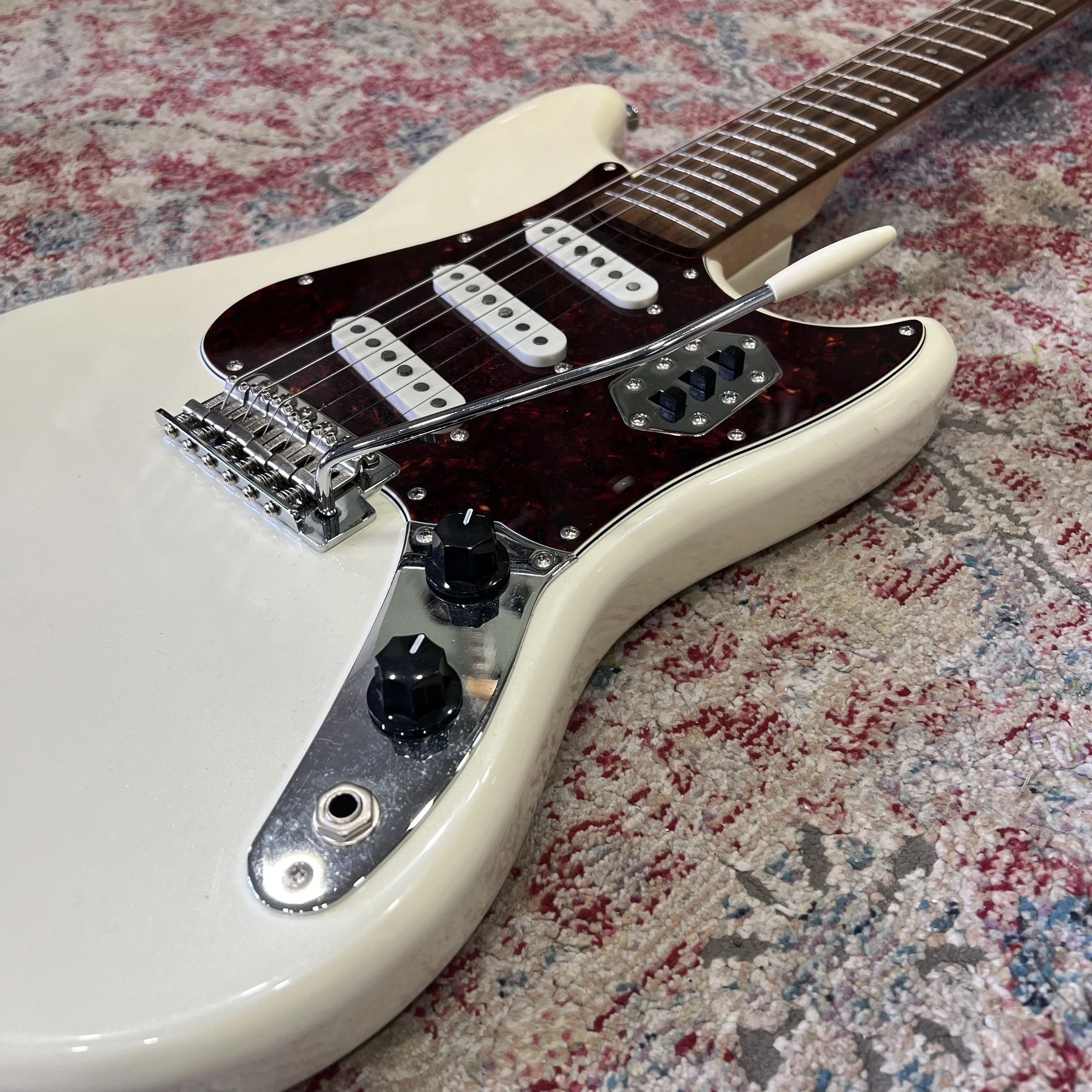 Squier-Paranormal-Cyclone-Guitar-Pearl-White-03.jpeg