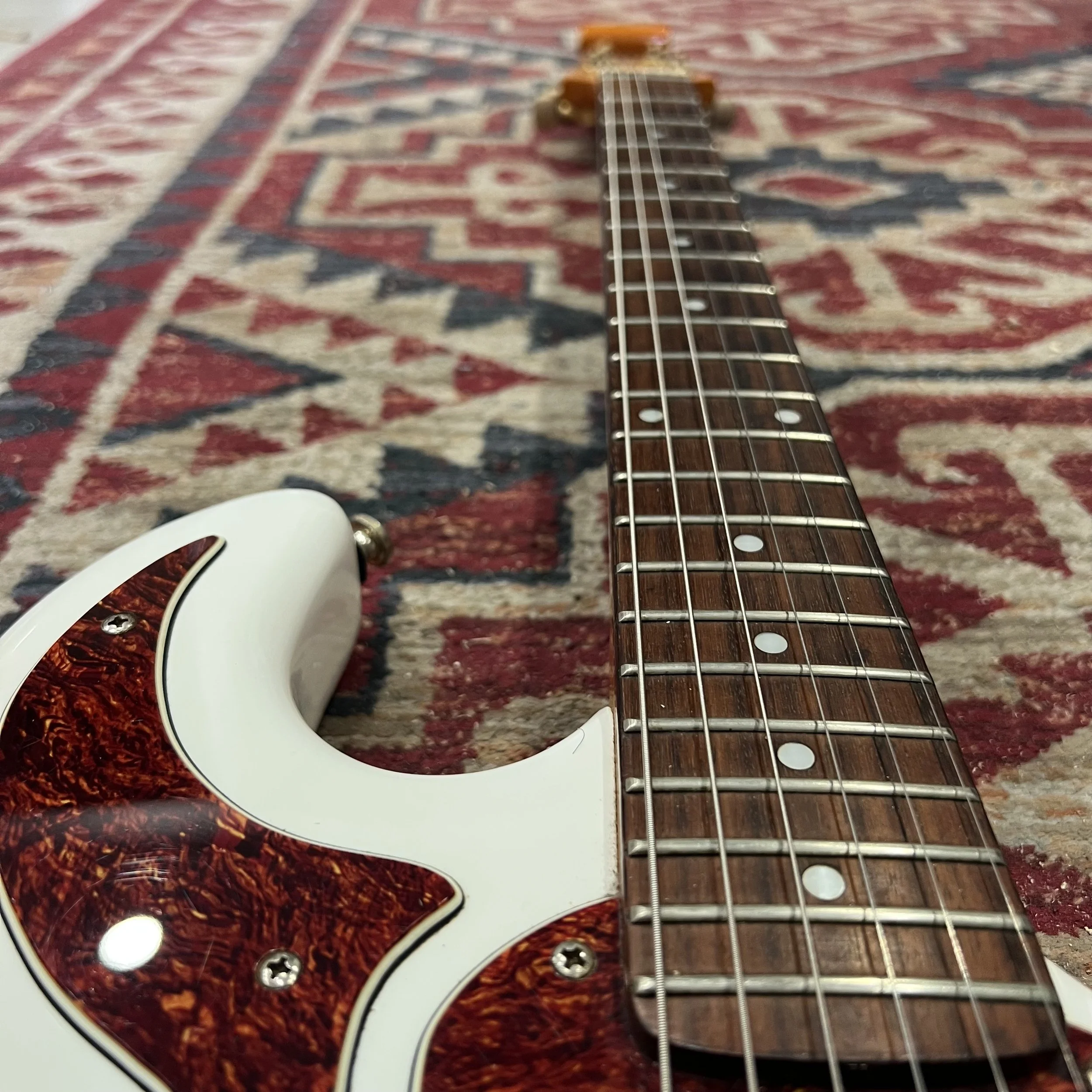 BurnsMarquee-Electric-Guitar-VintageWhite-07.jpeg