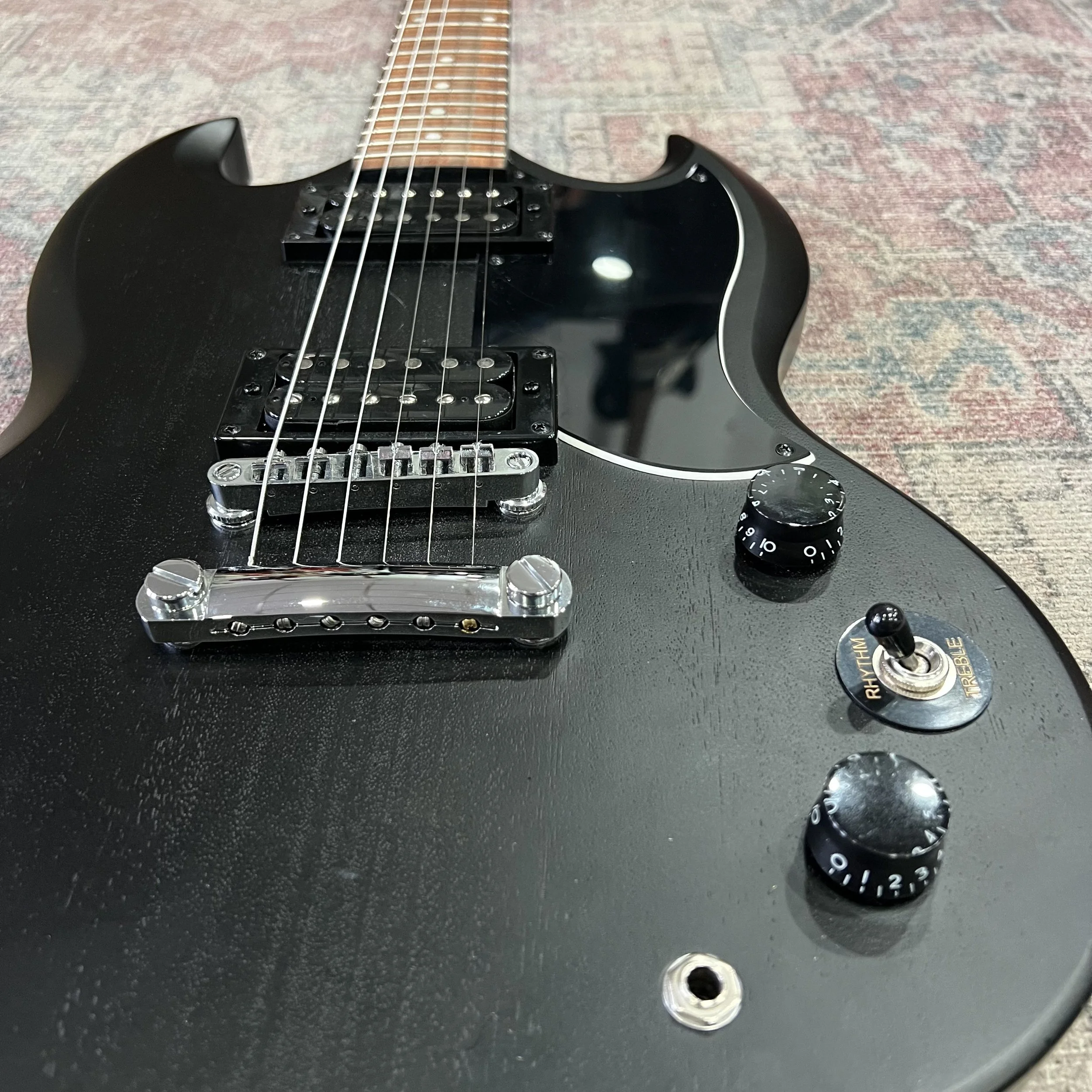 Epiphone-SG-Electric-Guitar-Ebony-04.jpeg