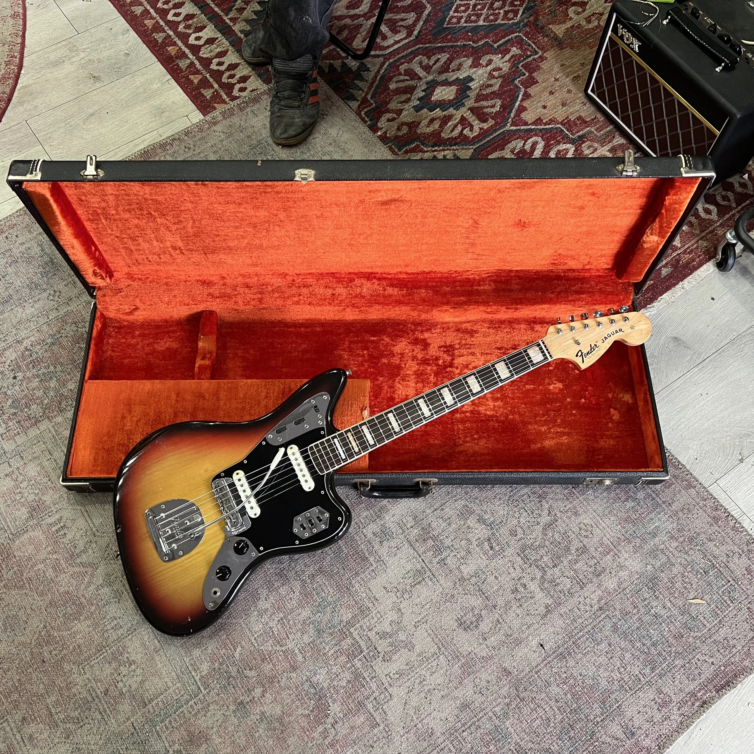 Fender-Jaguar-1969-Electric-Guitar-3Tone-Sunburst-01.jpeg