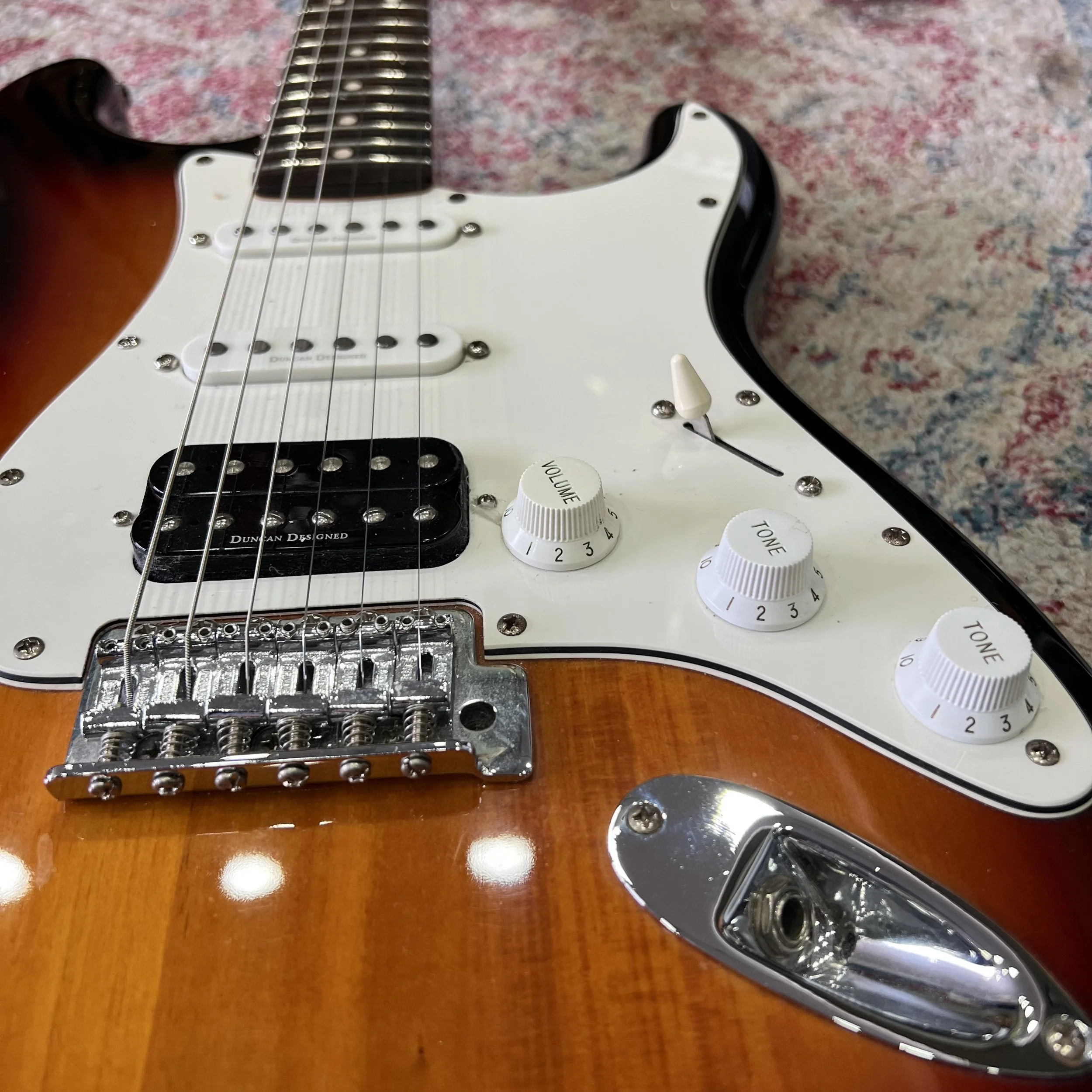 Squier-ClassicVibe-70s-Stratocaster-HSS-3tonesunburst-guitar-04.jpeg