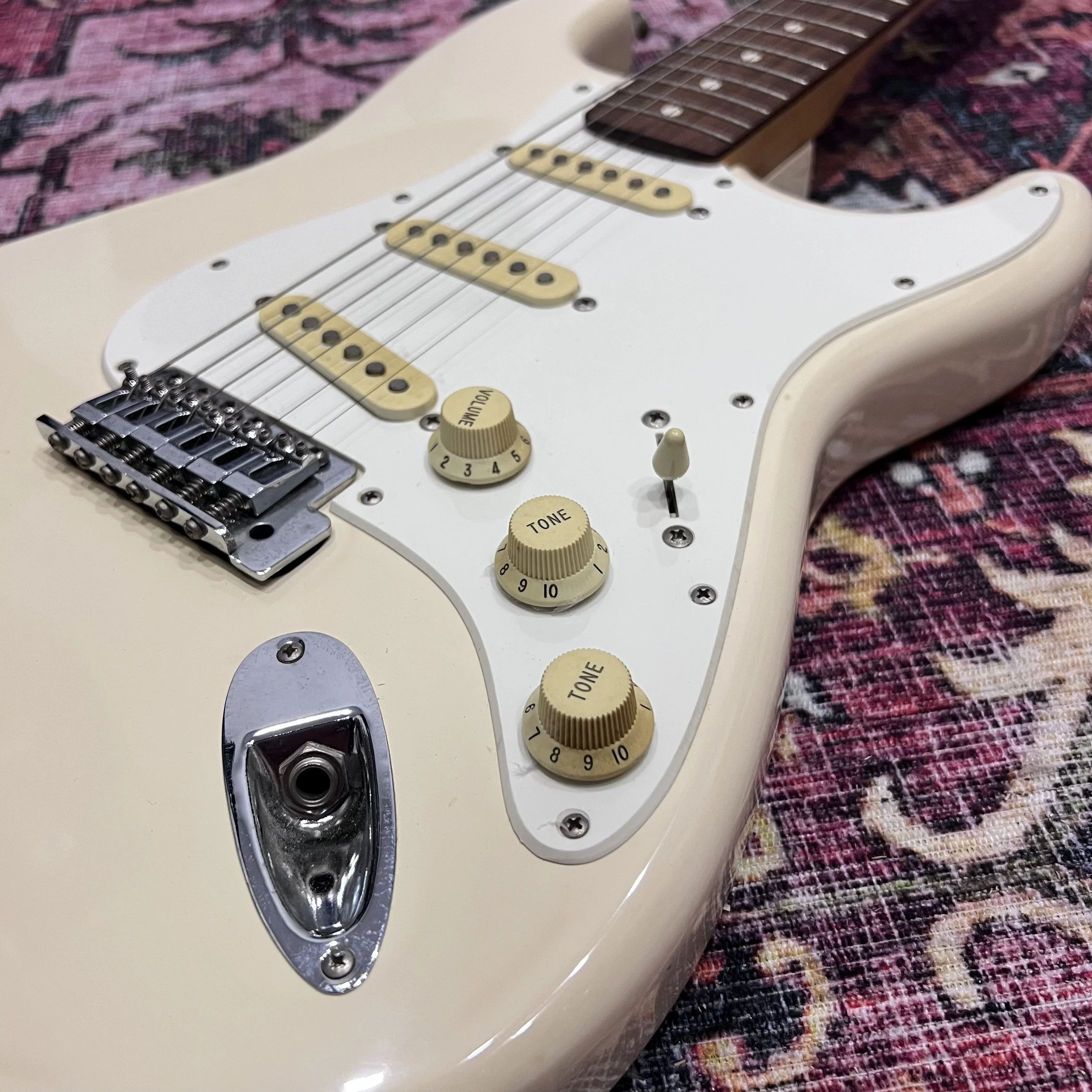 FenderSquier SeriesStratocasterAgedArctic White_03.jpeg