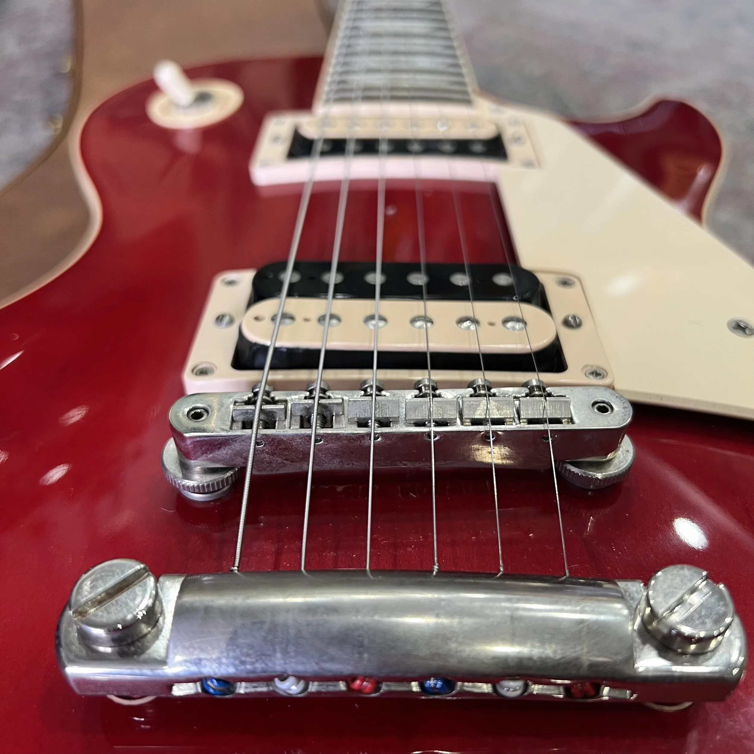 Gibson-LesPaul-Classic-Electric-Guitar-Cherry-Red-06.jpeg