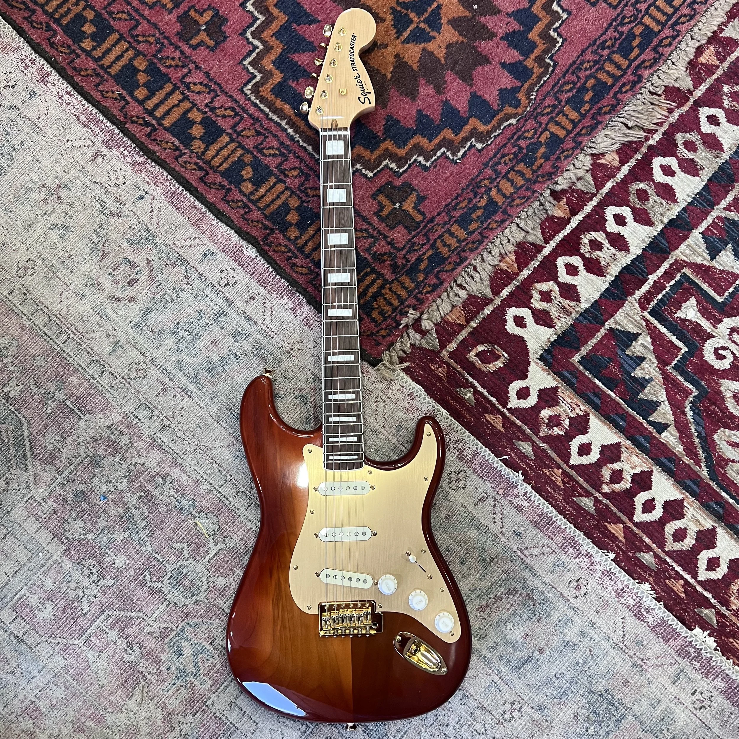 SquierStratocaster40thGold_01.jpeg