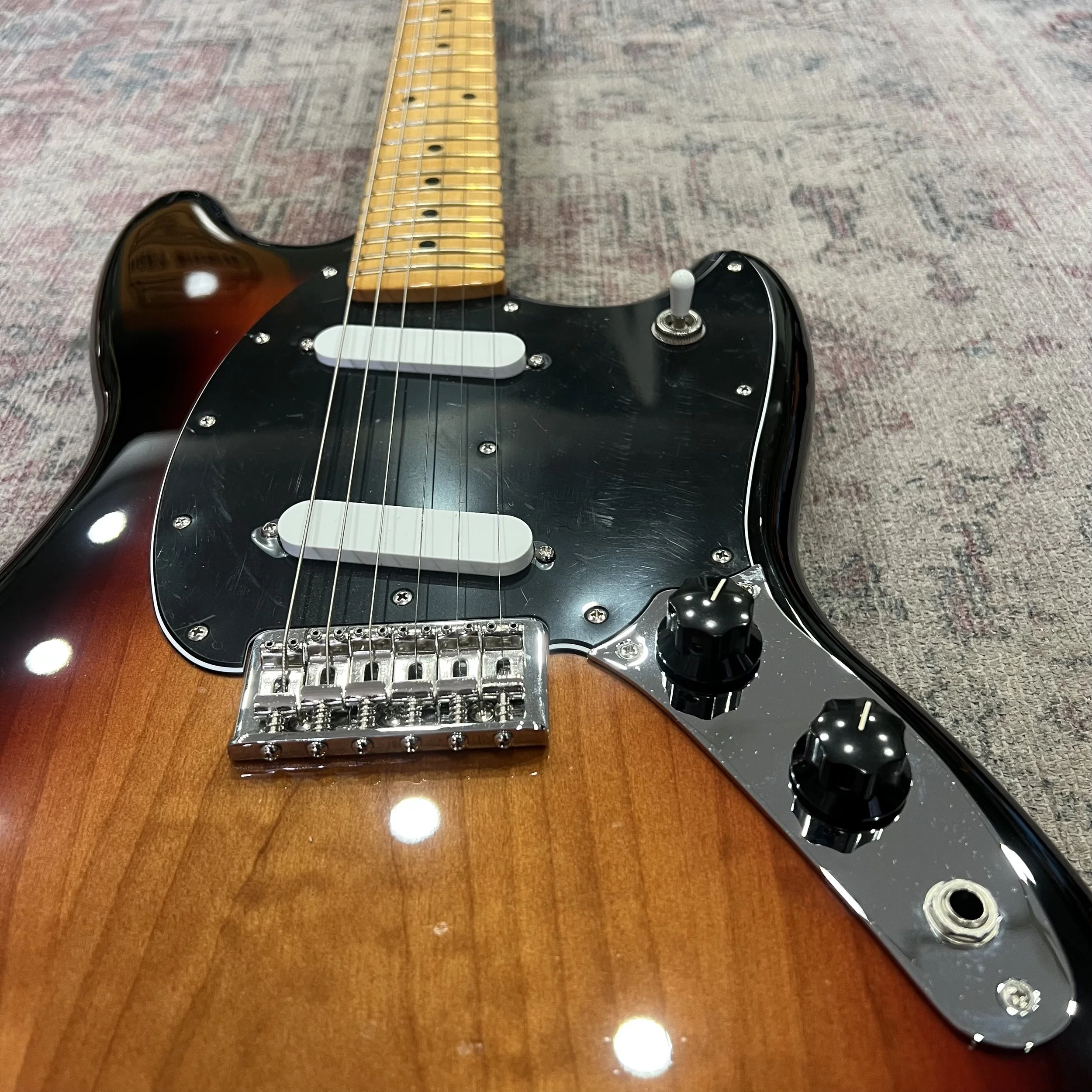 Fender-Mustang-Mexican-3tone-sunburst-electric-guitar-04.jpeg