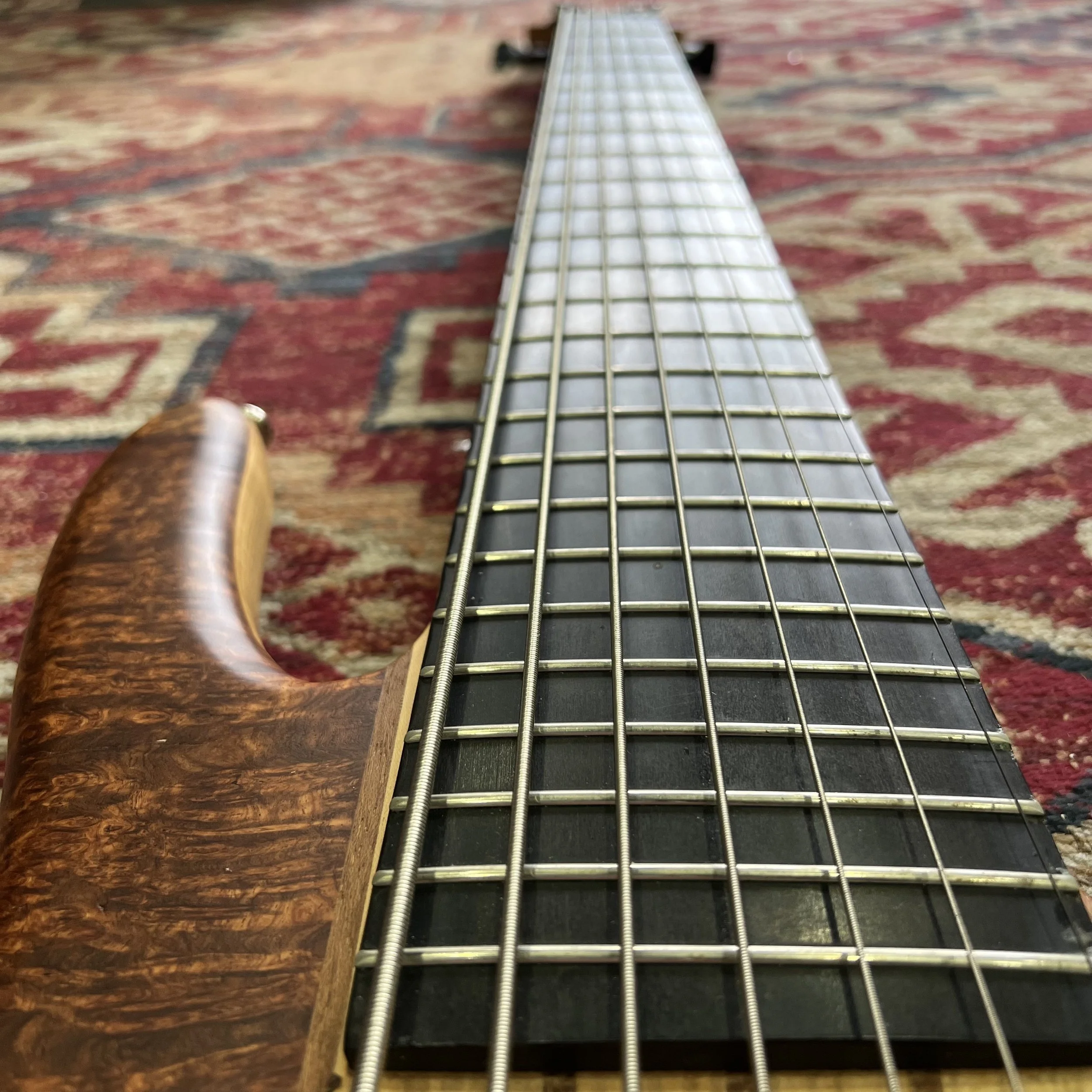 HK-Wolf-7string-bass-0-Natural-Walnut-Burr-05.jpeg