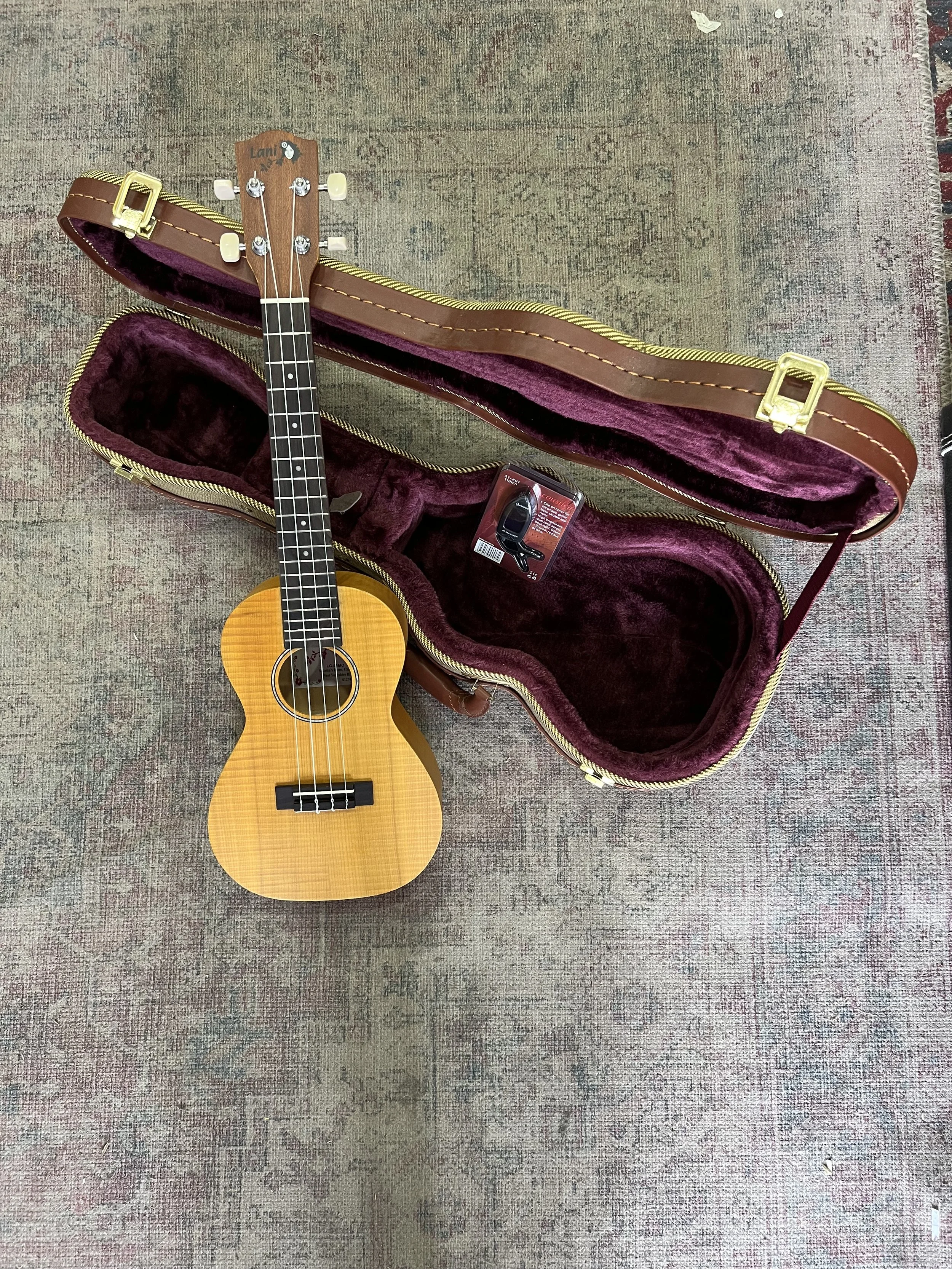 Lani-ukulele-concert-LC55MO-tweed-case-01.jpeg