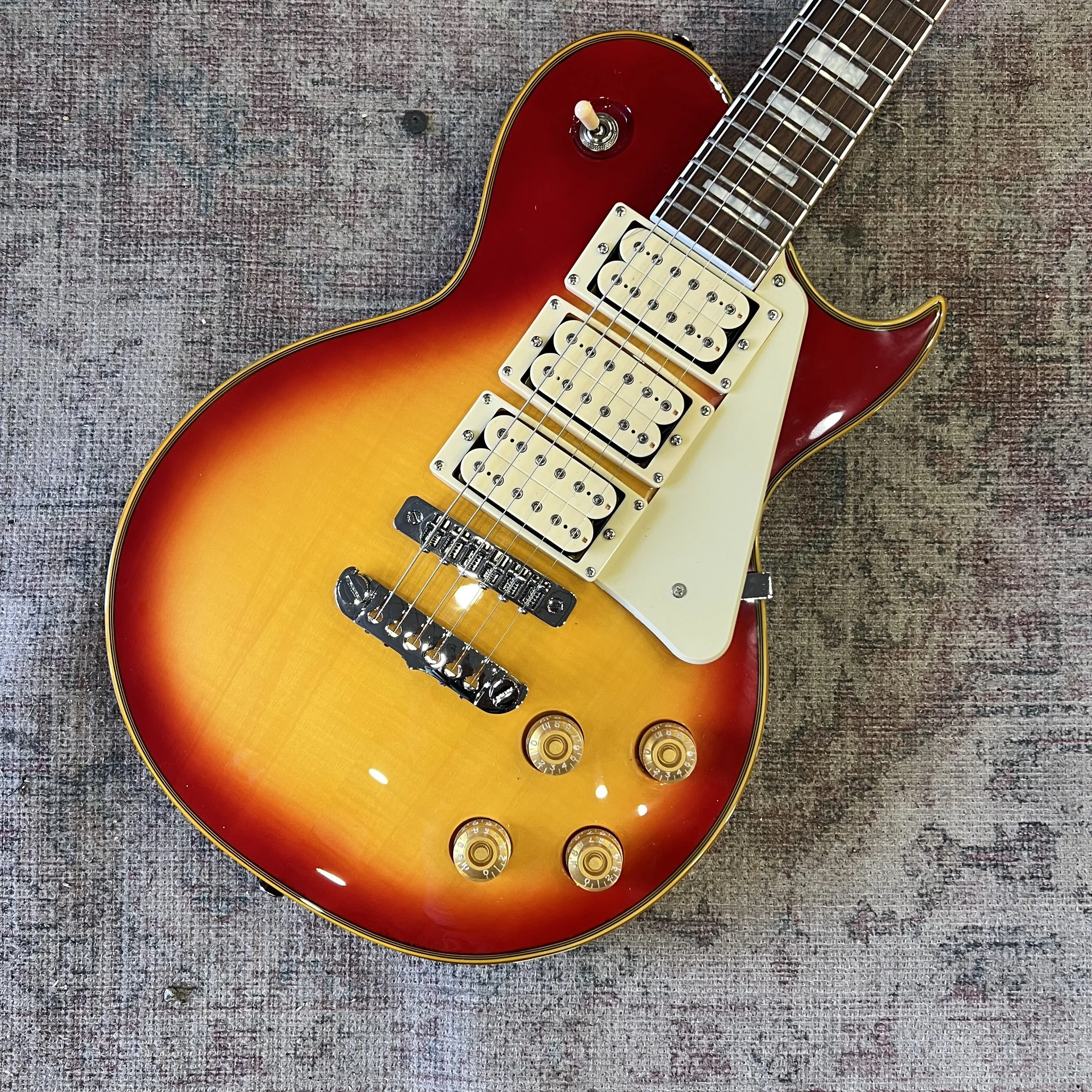 AriaProII-CherrySunburst-electric-guitar-02.jpeg