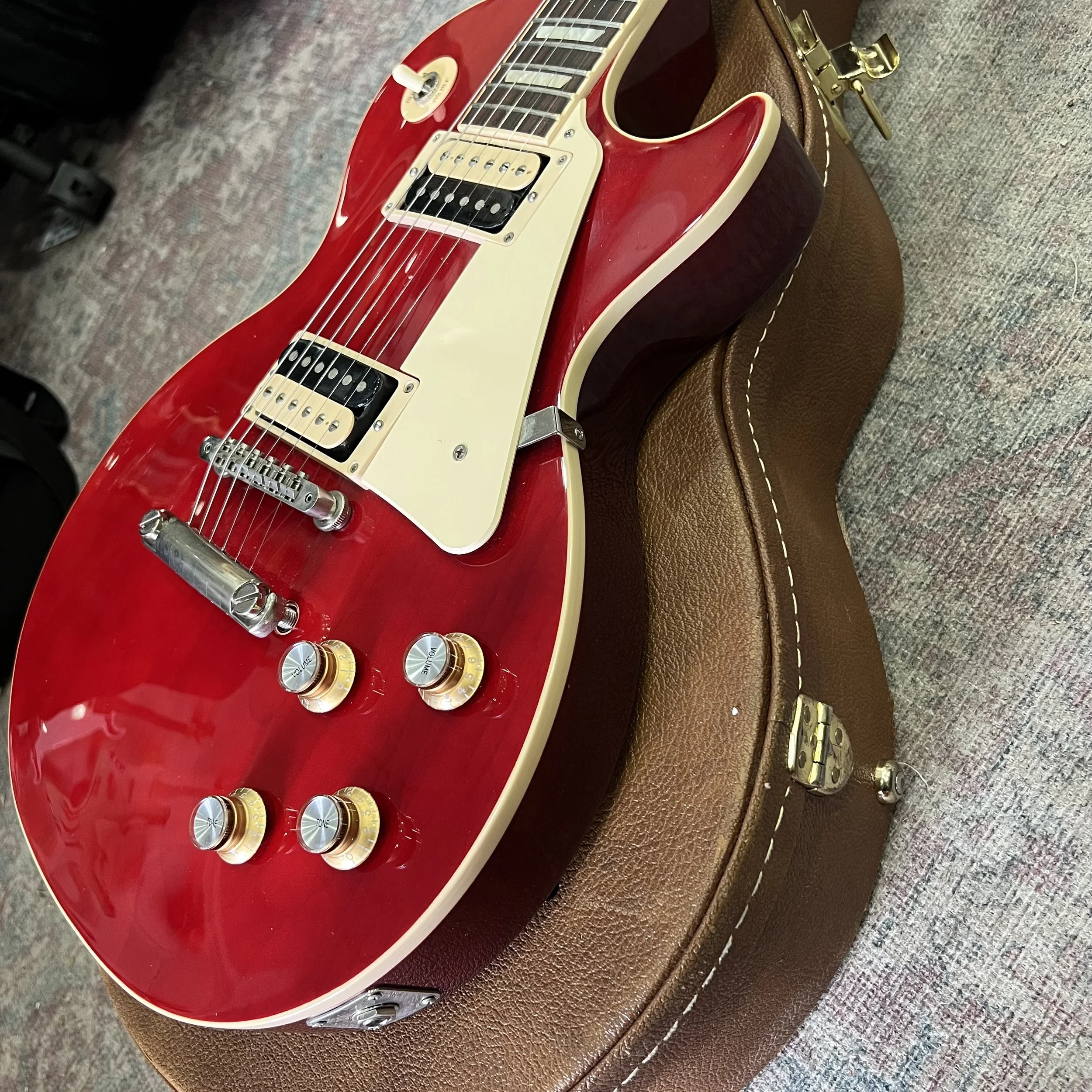 Gibson-LesPaul-Classic-Electric-Guitar-Cherry-Red-04.jpeg