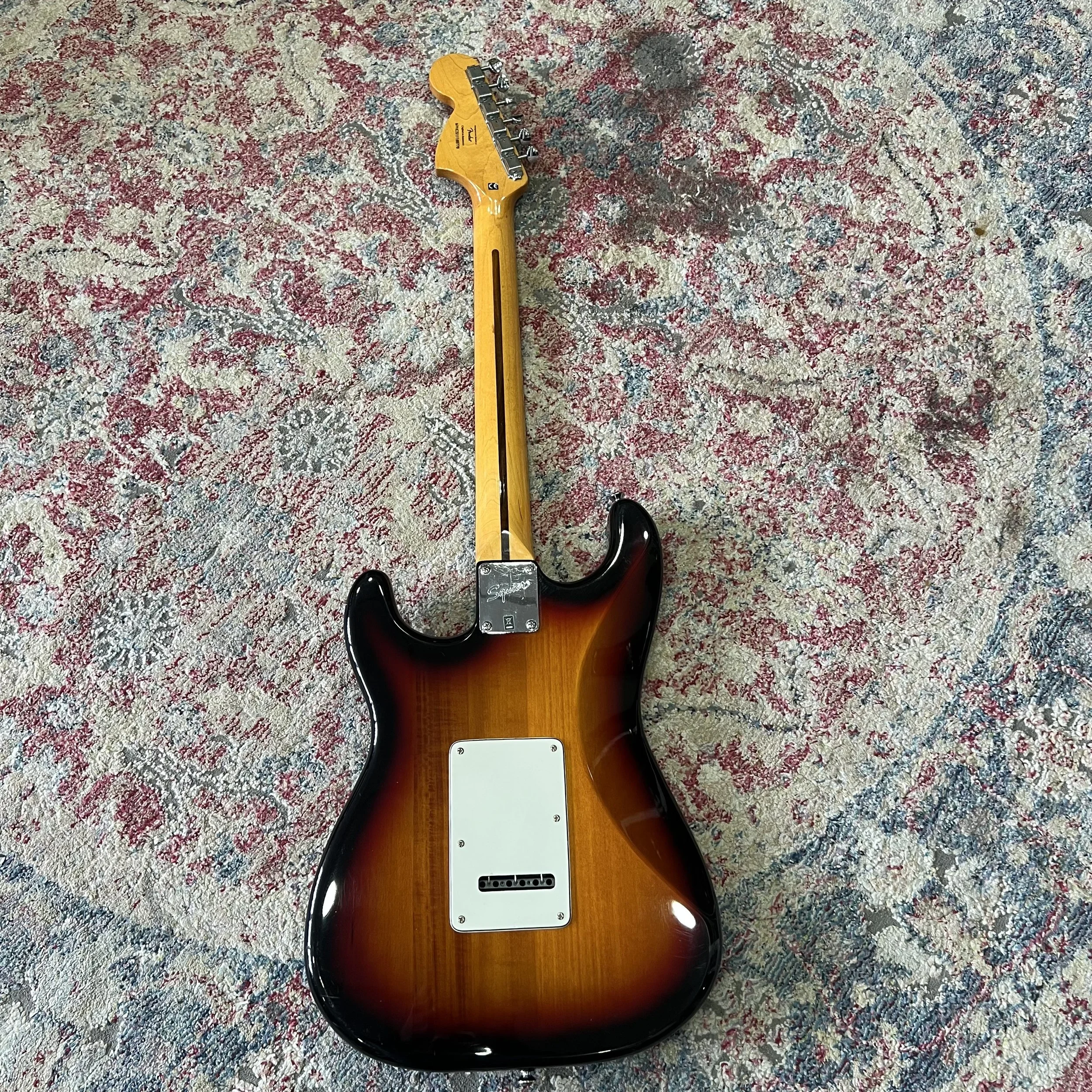 Squier-ClassicVibe-70s-Stratocaster-HSS-3tonesunburst-guitar-07.jpeg