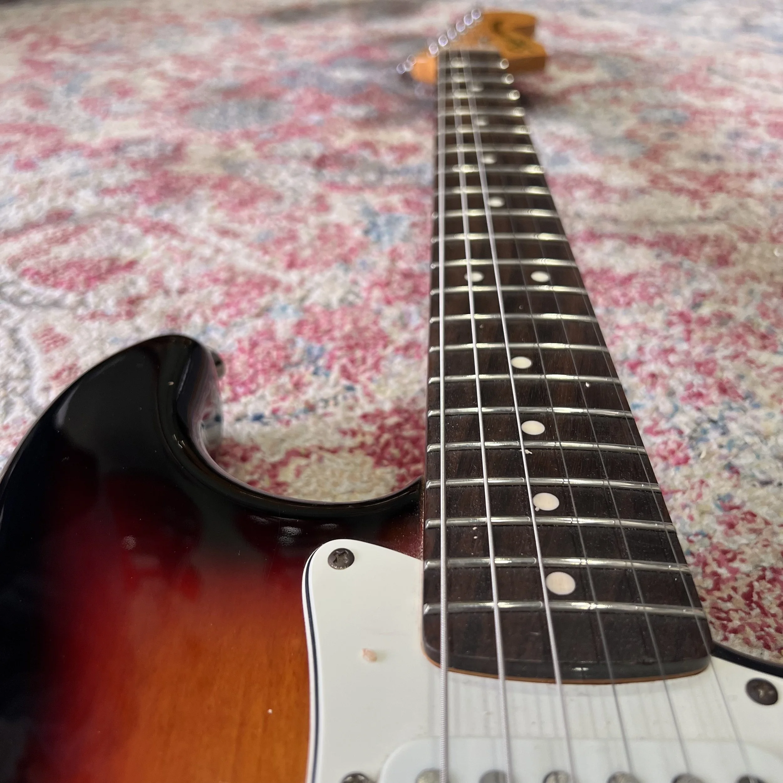 Squier-ClassicVibe-70s-Stratocaster-HSS-3tonesunburst-guitar-05.jpeg