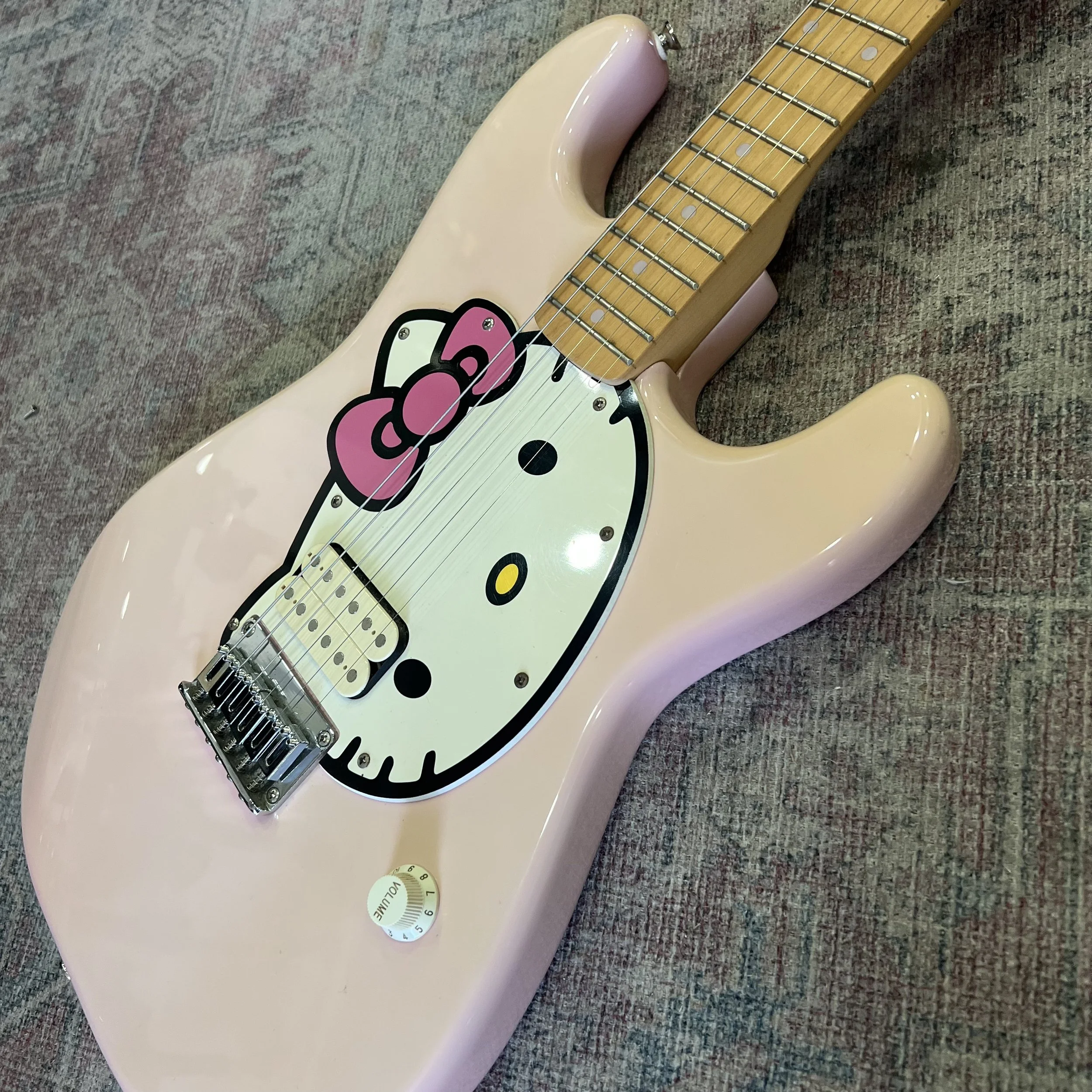 Squier-Stratocaster-AffinitySeries-HellokittyFirstYear2005-Pink-Electric-Guitar-03.jpeg