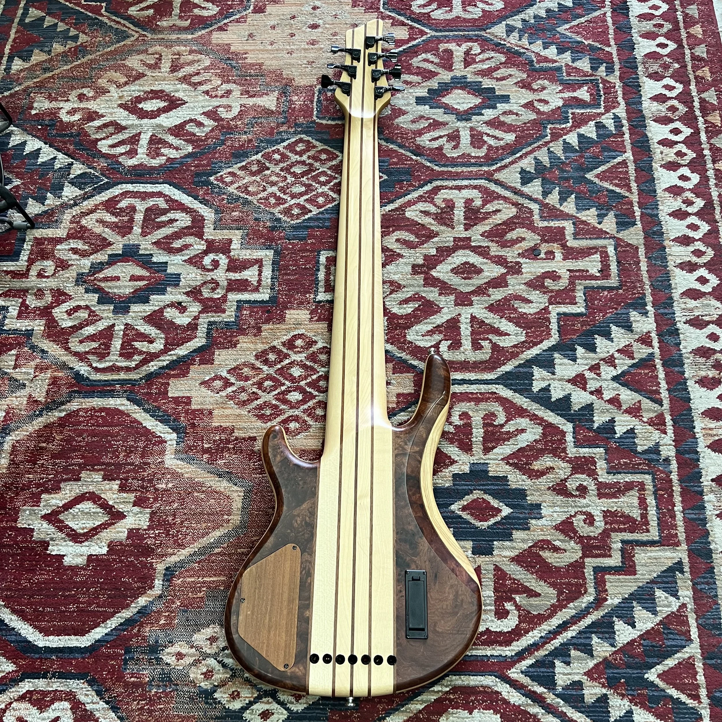 HK-Wolf-7string-bass-0-Natural-Walnut-Burr-07.jpeg
