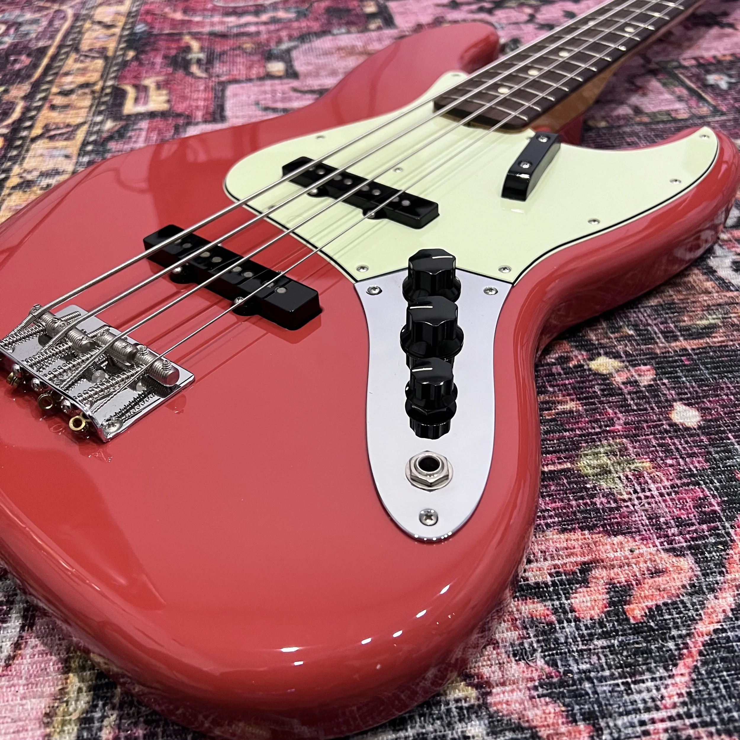 FenderVinteraII60sJazzBassFiestaRed_03.jpeg