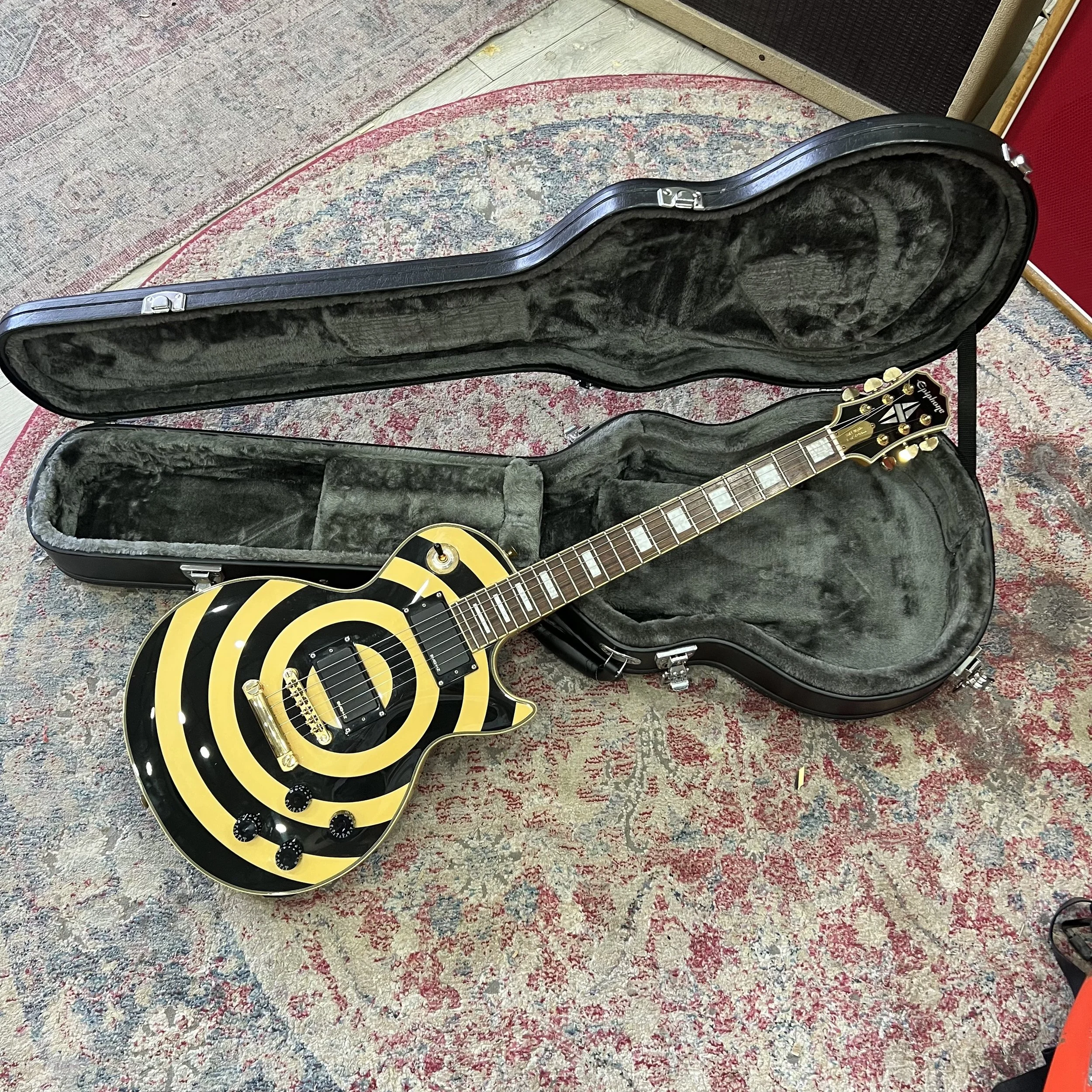 Epiphone-Zakk-Wylde-LesPaulCustom-YellowBlackBullseye-Electric-Guitar-018.jpeg