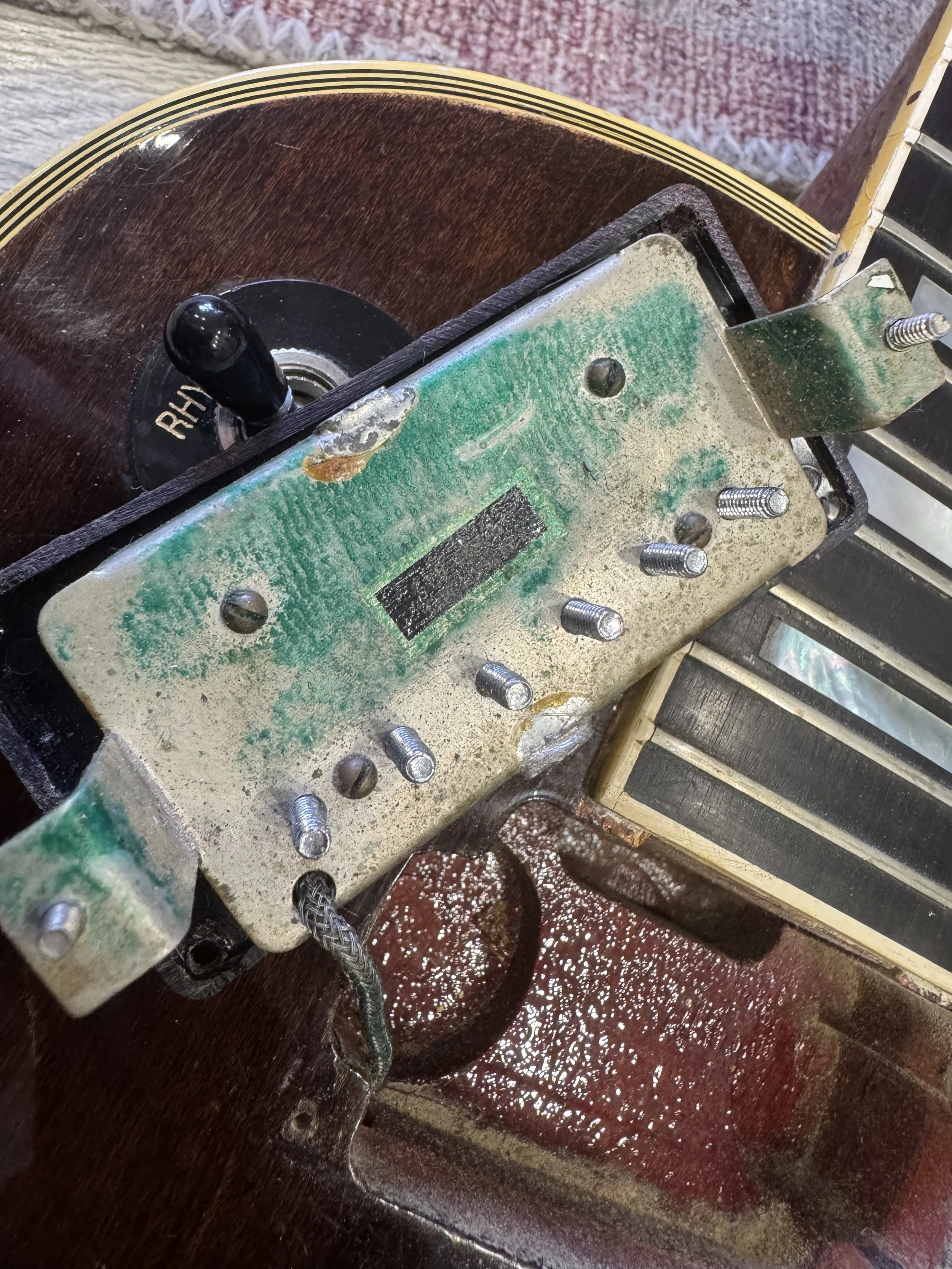 Gibson-Les-Paul-Custom-Vintage-Electric-Guitar-Walnut-01.JPG