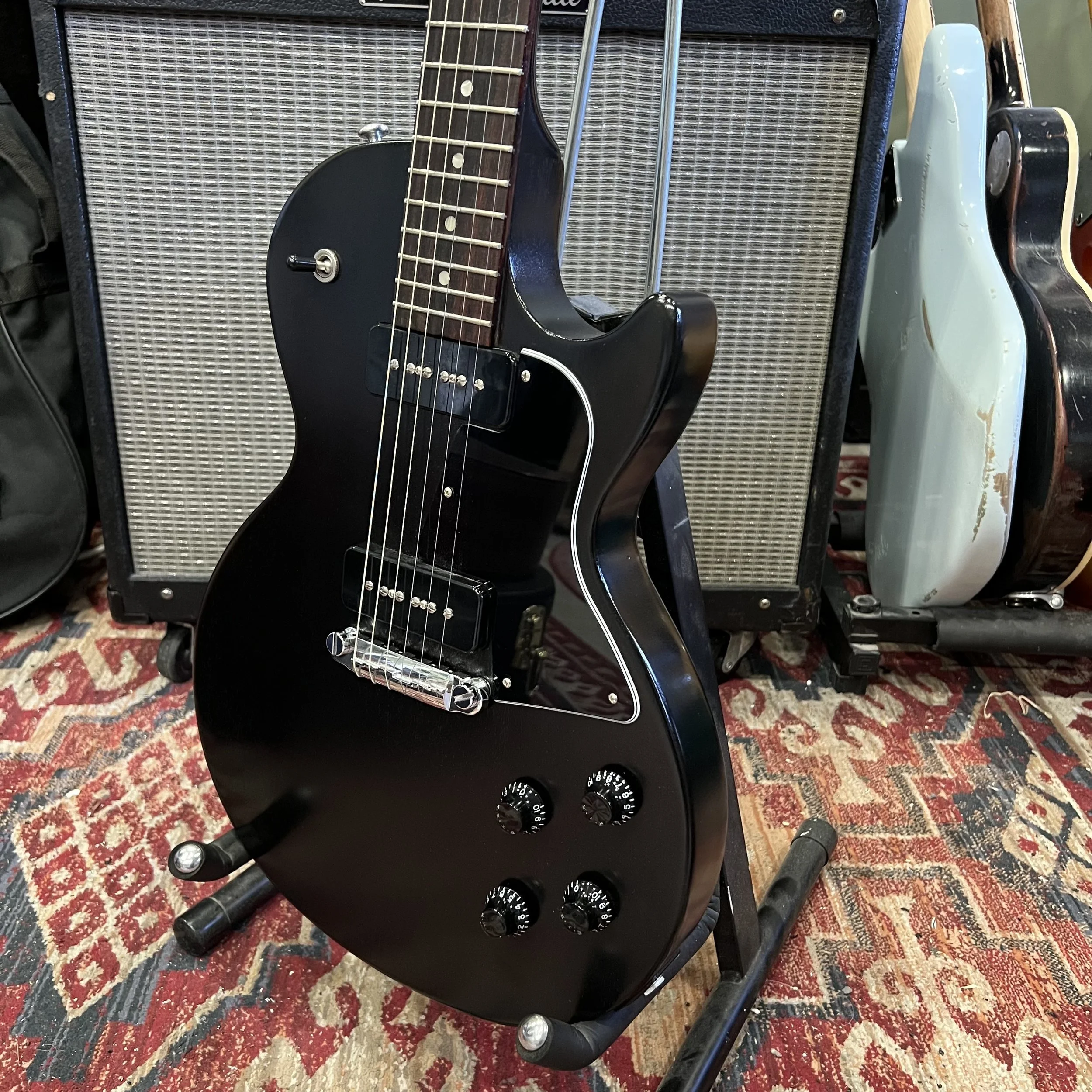 Gibson-LesPaulSpecial-Black-04.jpeg