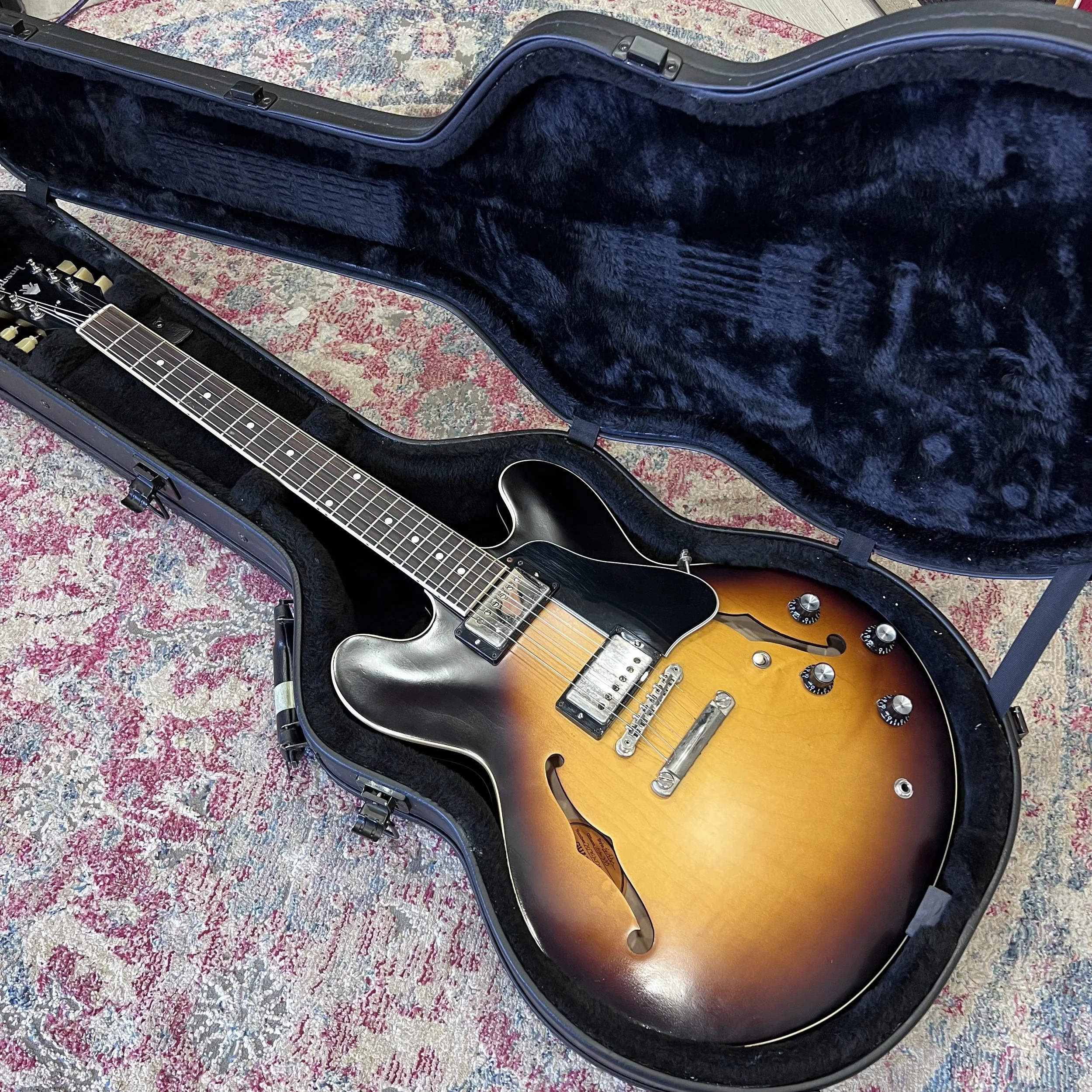 GibsonES335SatinVintageSunburst_02.jpeg