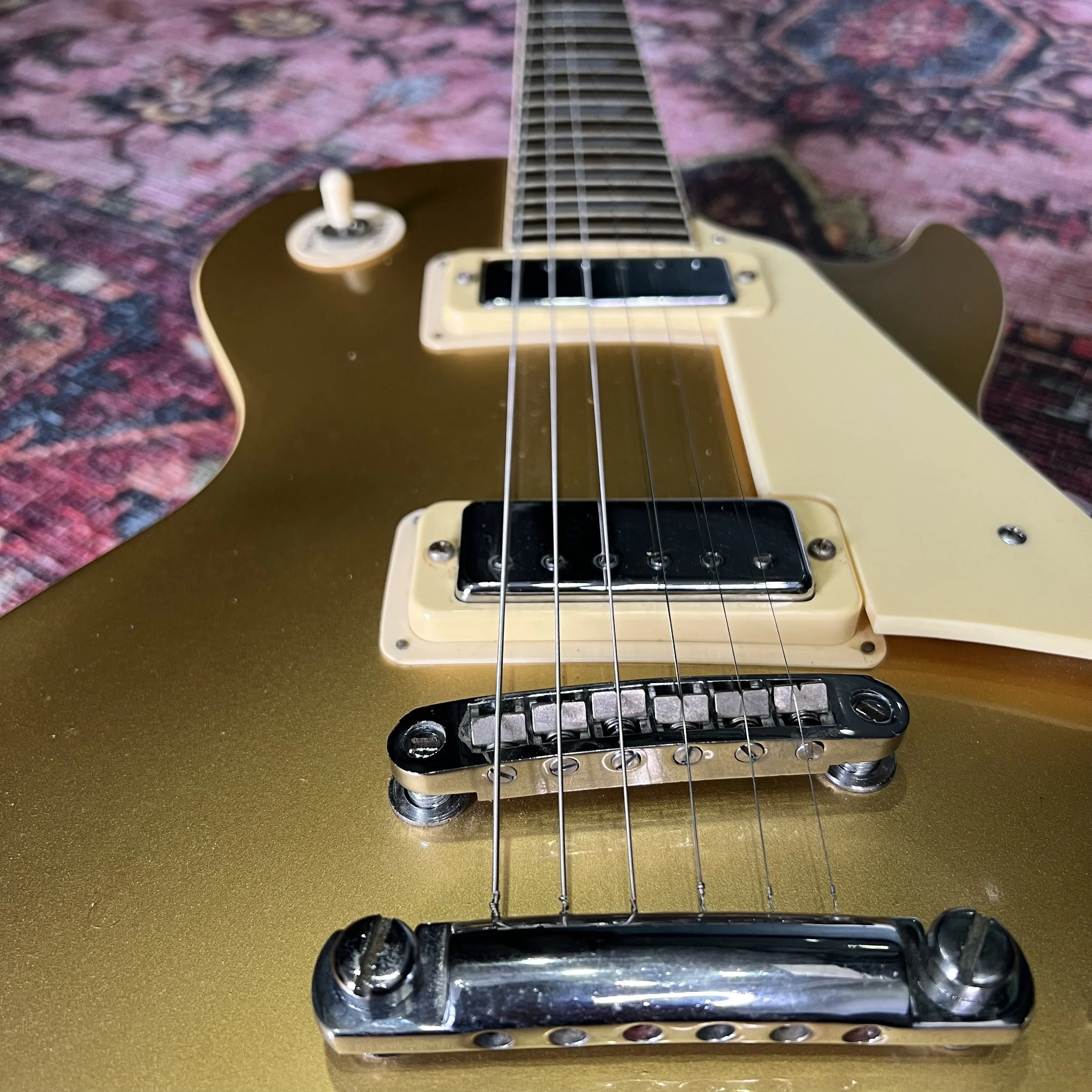 CSL-Deluxe-Goldtop-Guitar-05.jpeg