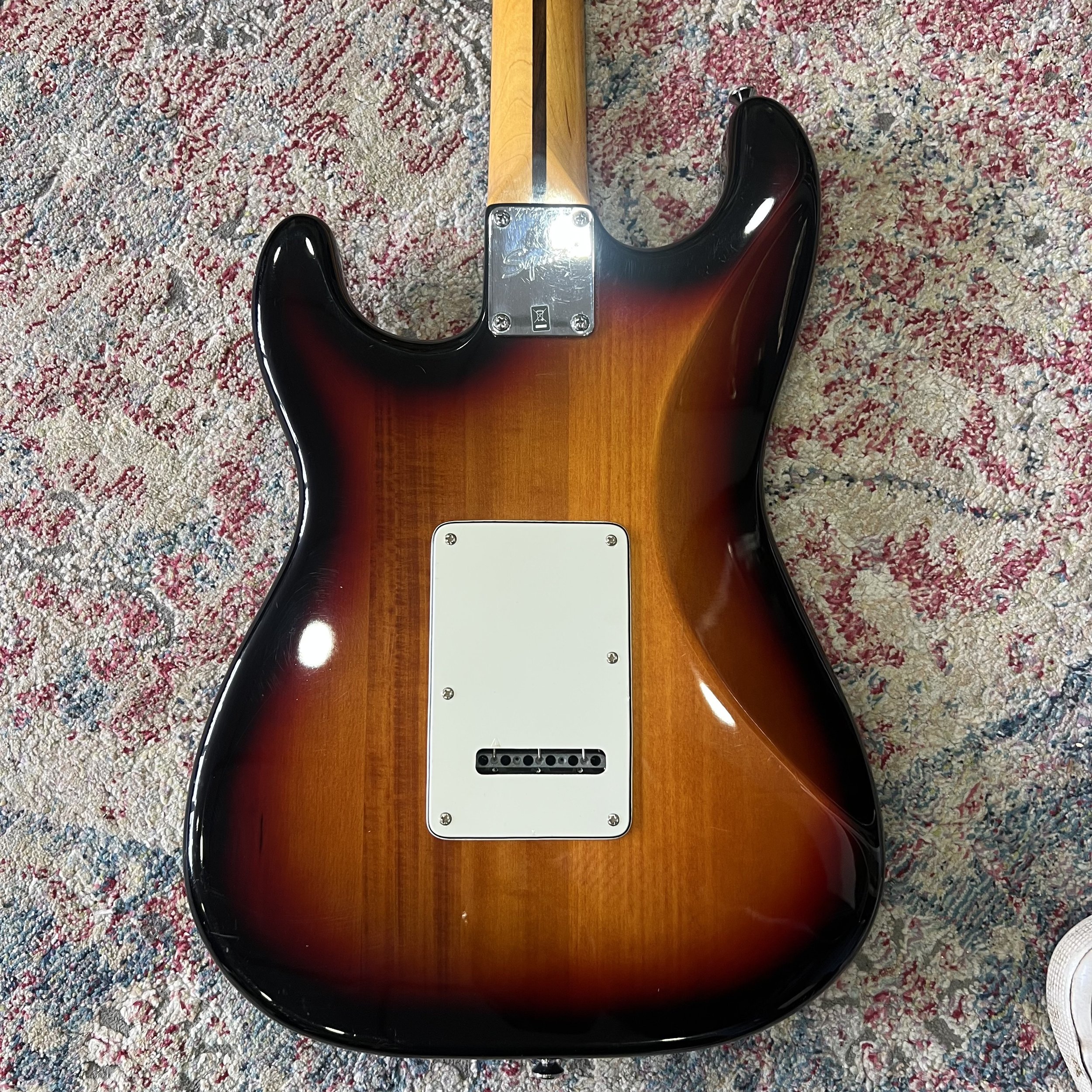Squier-ClassicVibe-70s-Stratocaster-HSS-3tonesunburst-guitar-08.jpeg