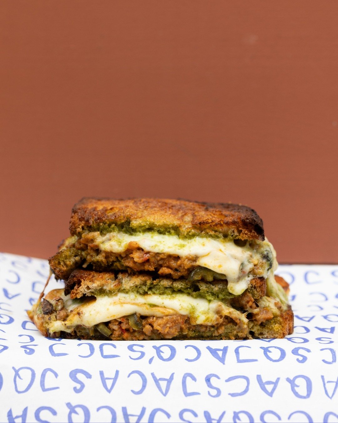 A big welcome for our new comer in the family, the Chorizo. 
Chorizo, bell pepper, pickled jalapenos, green sauce, lemon zest, scarmoza. 

-
 #foodlovers #eatinortakeout #brusselsrestaurants #food #grilledcheesesandwich #foodlover #eatinbrussels #che
