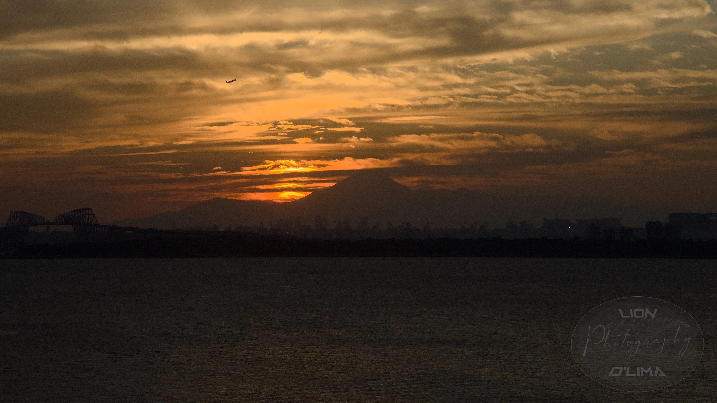 Beautiful Mount Fuji at sunset - Tokyo Bay