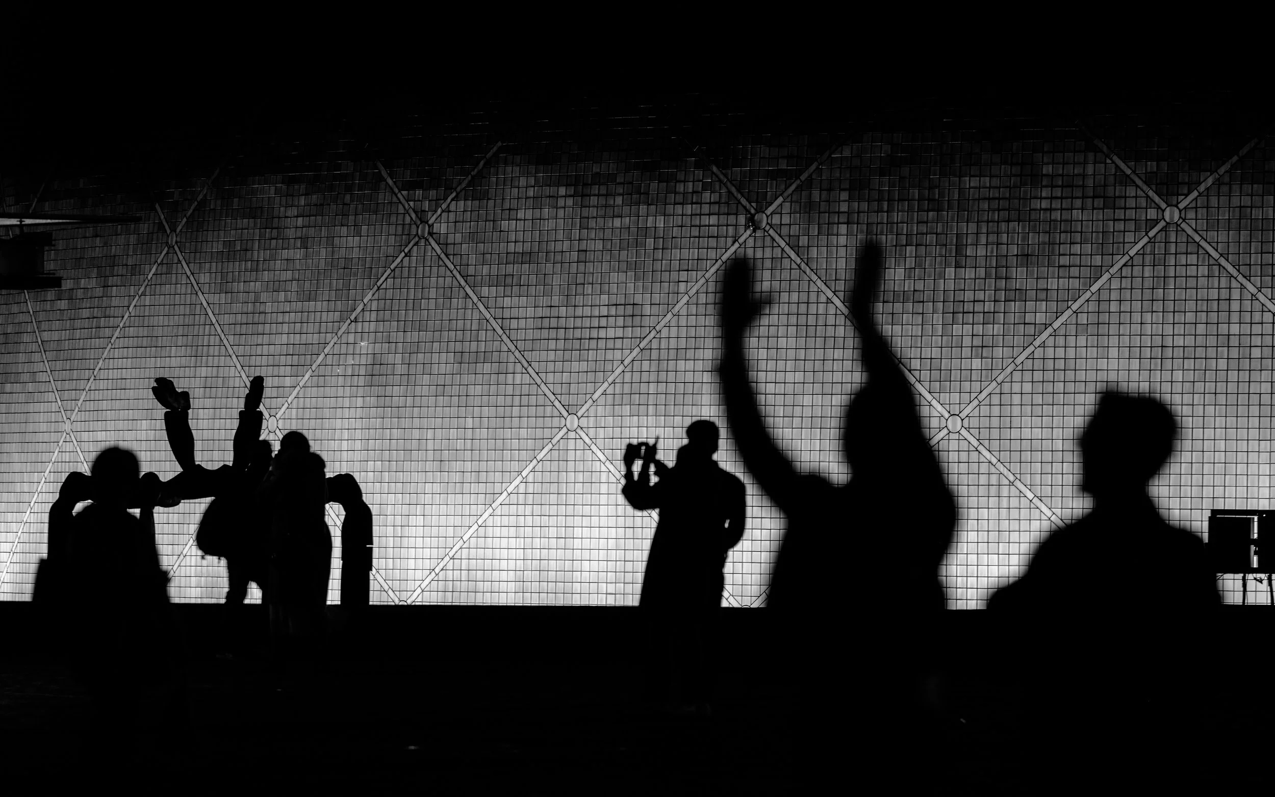 Urban silhouettes in Hong Kong captured in black and white street photography by Alberto Magaglio