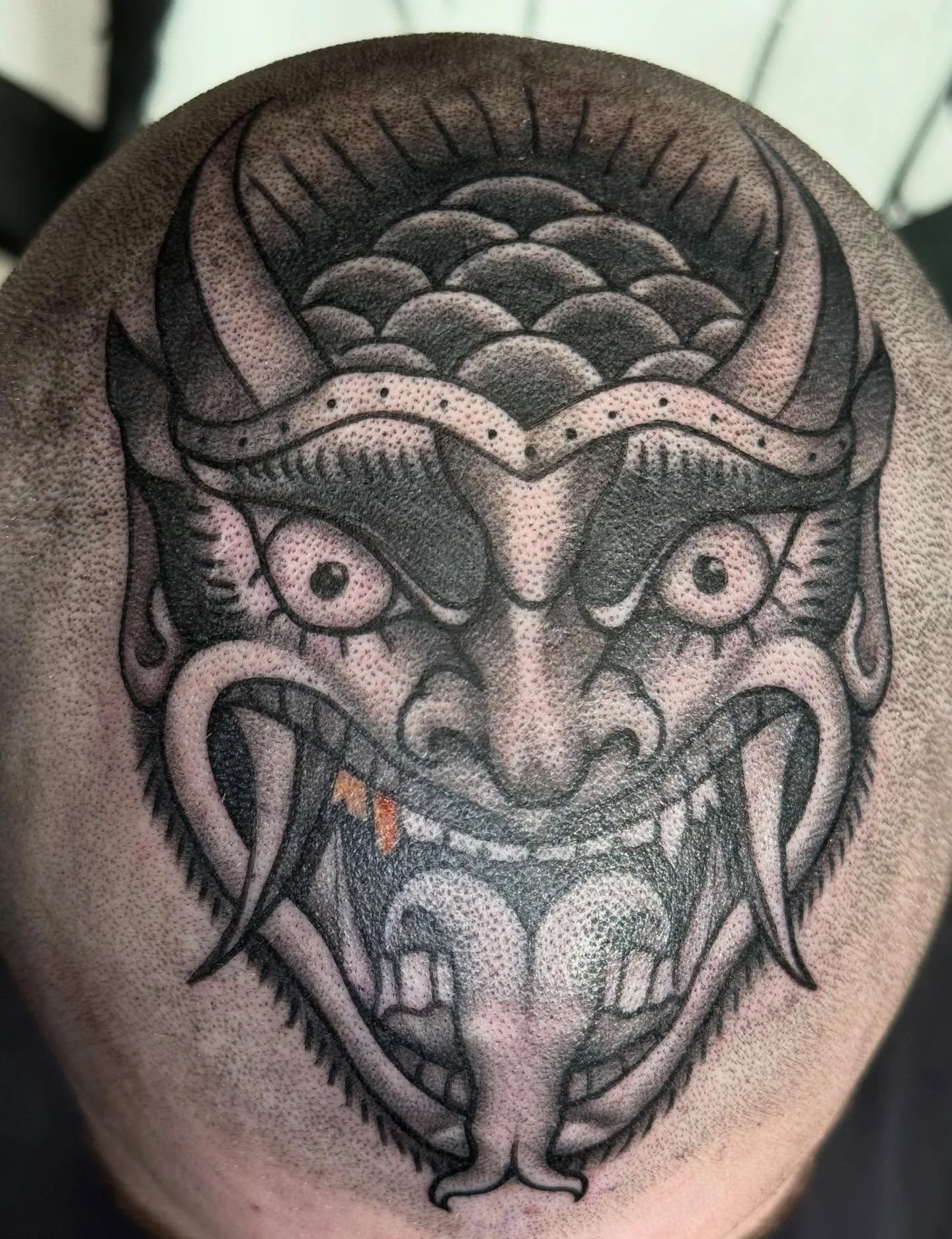 Straight to the dome,  thanks for the trust!  @kentt1.3 #blackandgreytattoos #americantraditionaltattoo #headtattoo #uraineumtattoos #dankubinmachines