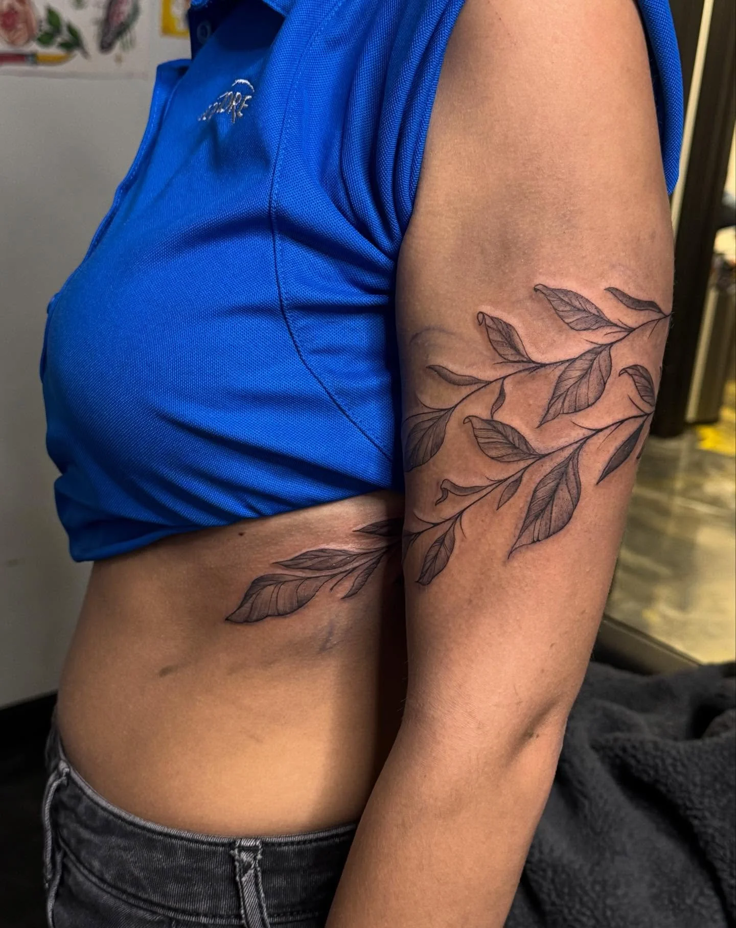 Some free hand leaves and vines @sbbodyarts #blackandgreytattoo #tattoo #okctattooartist #vinetattoo www.uraineumtattoos.com