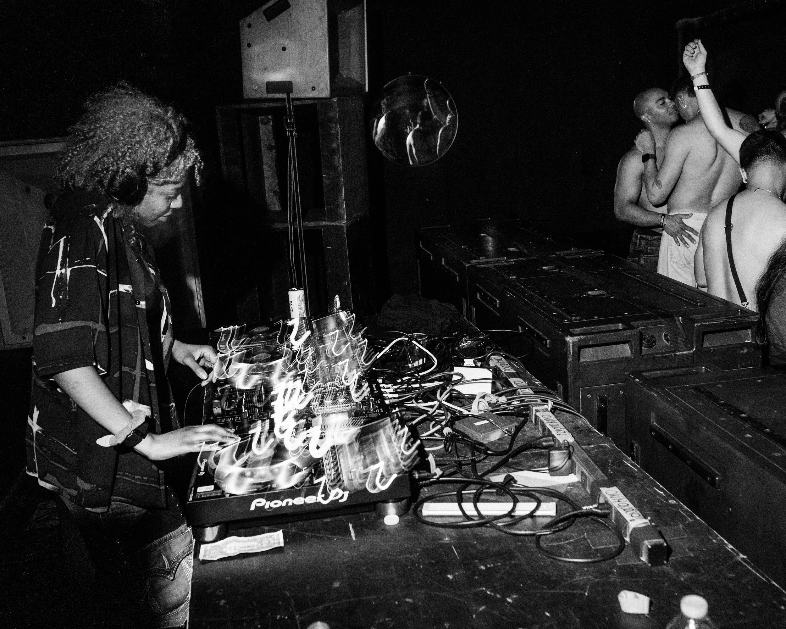 Ultramaroon_4.8.26_NYC_RolandFitz-98.jpg