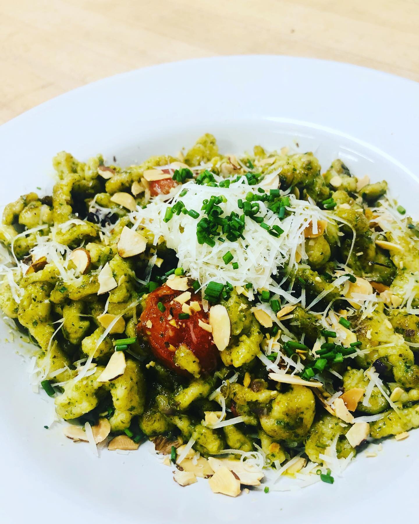 SATURDAY SPECIALS!! Pesto sp&auml;tzle, poppyseed salad &amp; savory handpies!!
Come get some, we&rsquo;re open at 8am!!

#sp&auml;tzle#poppyseed#freshtomatoes#brunch#pdxfood#pdxfoodie#eaterpdx#pdxeater#pdxbrunch#pesto#handpies#pdxpastry#pdxbread#bre