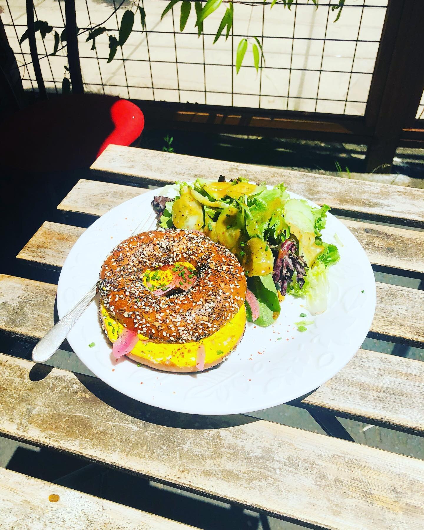 VEGGIE BAGEL SPECIAL!! Turmeric herb cream cheese with pickled red onions on one of our deeelicious everything pretzel bagels!! Come get one with an iced coffee or a nice cold beer on our hottest summer day so far!! 😎😎😎 - - 
#fressenpdx#pdxpretzel