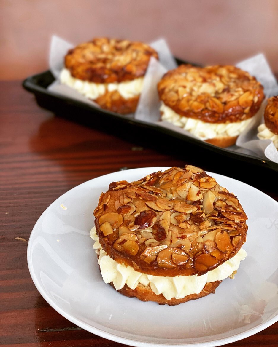 Bienenstich is back this weekend!! Honeyed almond topped cakes with lush vanilla cream filling, an absolutely perfect weekend treat!! Beesting, we&rsquo;ve misssed you 🥰🥰🥰🥰🥰🥰🥰🥰🥰

#fressenpdx#pdxfood#pdxfoodies#pdxeats#pdxeater#montavilla#mon